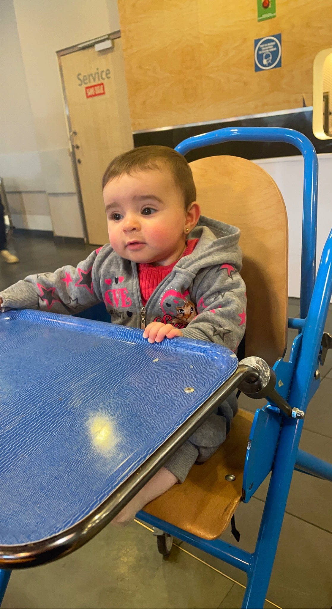 Shirine a rejoint le concours — aidez-le/la à gagner de superbes lots ! baby, baby_products, baby_toddler_clothing, cart, child, comfort, electric_blue, flooring, fun, leisure, person, play, room, sitting, sleeve, standing, t_shirt, toddler, transport, vacation