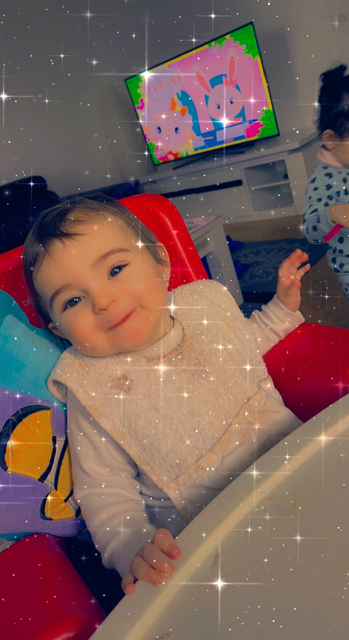 Shirine a rejoint le concours — aidez-le/la à gagner de superbes lots ! baby, beauty, cheek, child, event, fun, happy, leisure, party, pattern, person, pink, play, room, skin, smile, space, standing, television, textile