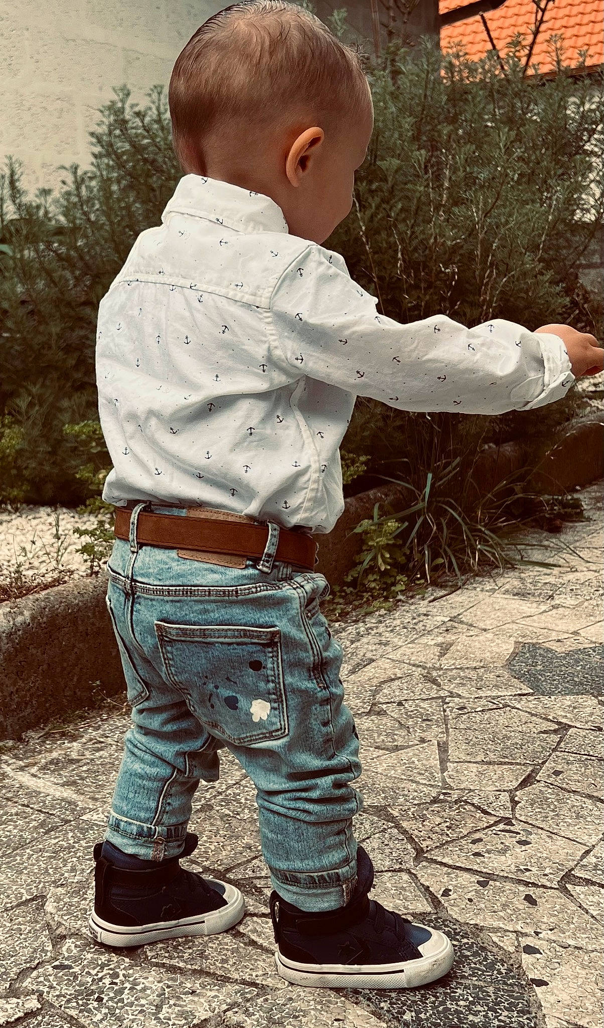 Jules participe au concours pour gagner de l'argent avec cette photo : baby, baby_toddler_clothing, belt, child, denim, dress_shirt, fun, grass, happy, human_body, pattern, people_in_nature, person, plaid, plant, play, sitting, sleeve, soil, t_shirt