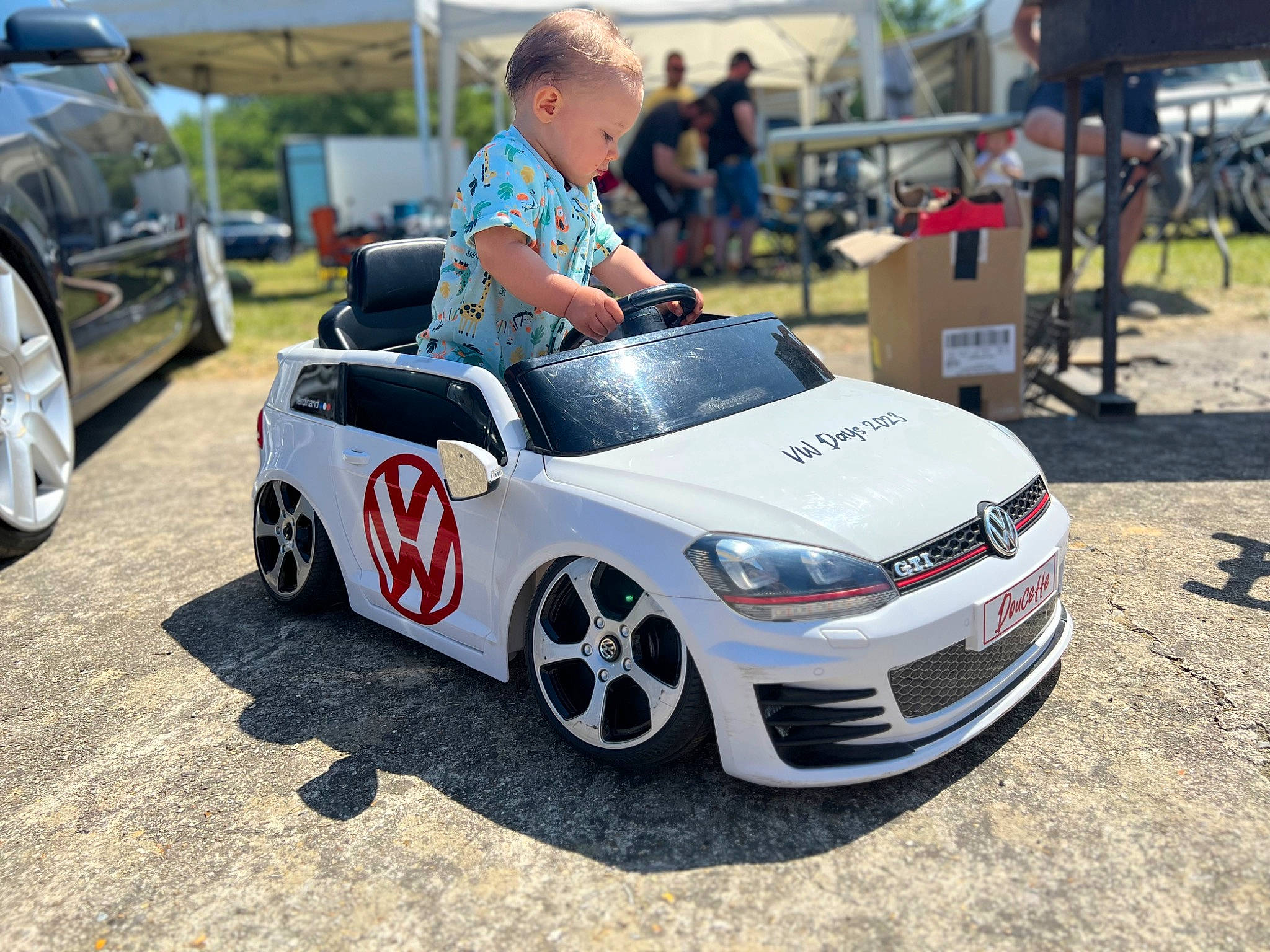 Jules a rejoint le concours — aidez-le/la à gagner de superbes lots ! alloy_wheel, automotive_design, automotive_exterior, automotive_lighting, automotive_tire, automotive_wheel_system, bumper, car, hood, motor_vehicle, motorsport, person, personal_luxury_car, racing, rim, rolling, sports_car_racing, tire, vehicle, wheel