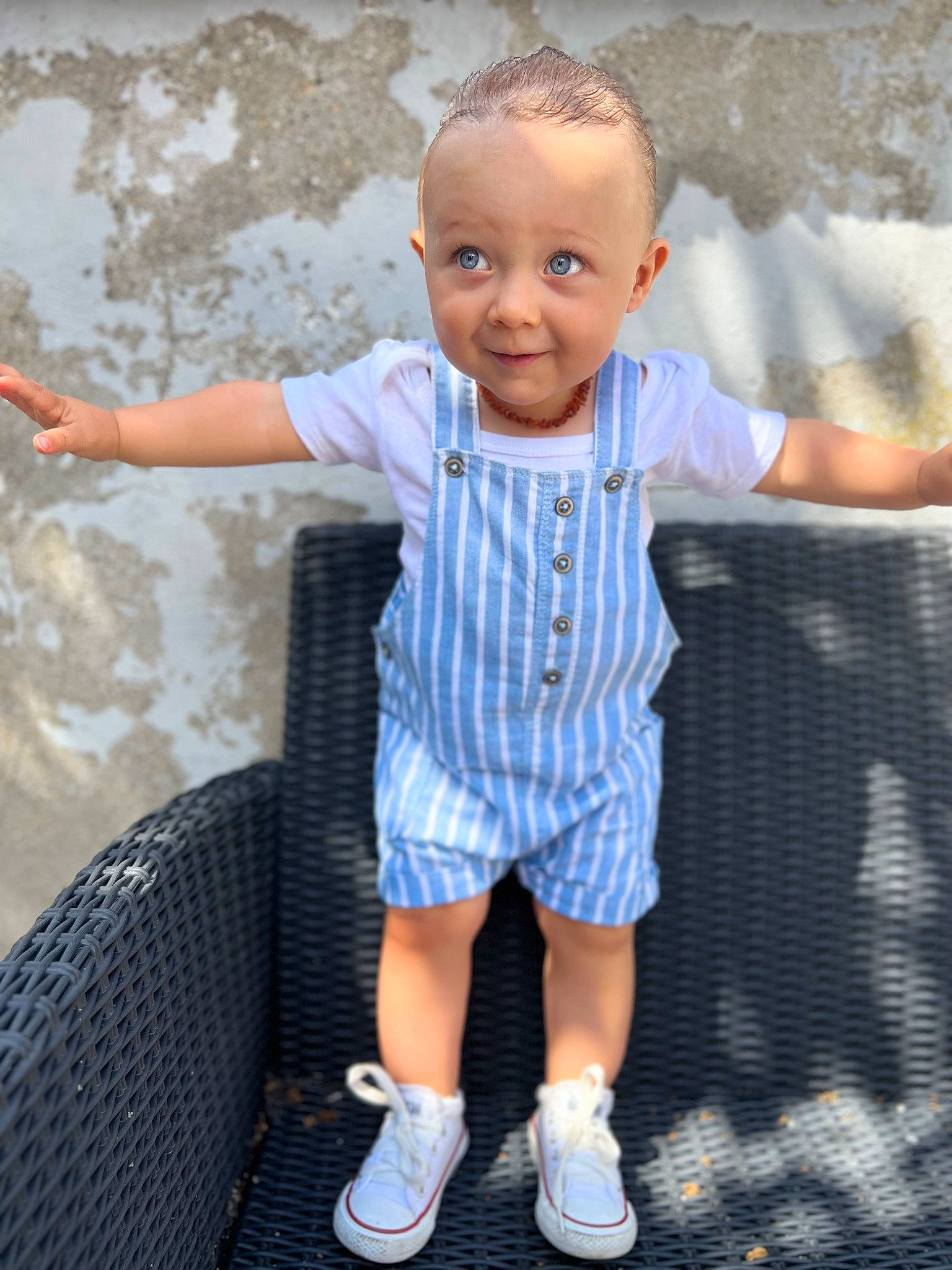 Jules a rejoint le concours — aidez-le/la à gagner de superbes lots ! azure, baby_toddler_clothing, beauty, child, electric_blue, fun, gesture, happy, head, joint, joy, leg, leisure, person, recreation, shorts, shoulder, sleeve, smile, t_shirt