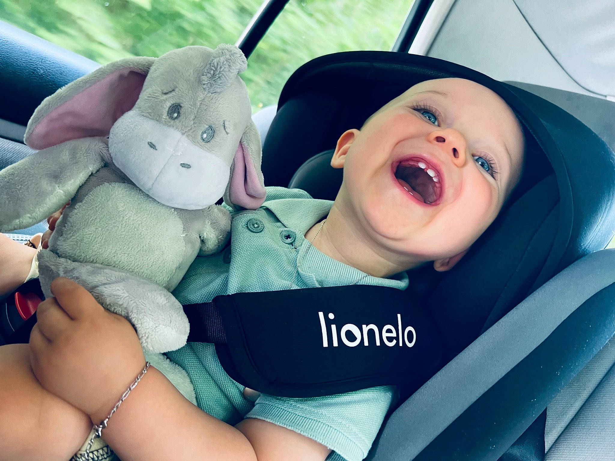 Jules participe au concours pour gagner de l'argent avec cette photo : auto_part, baby, baby_in_car_seat, baby_toddler_clothing, blue, car_seat, car_seat_cover, comfort, cool, finger, happy, head, motor_vehicle, mouth, person, skin, smile, steering_wheel, toddler, vehicle_door