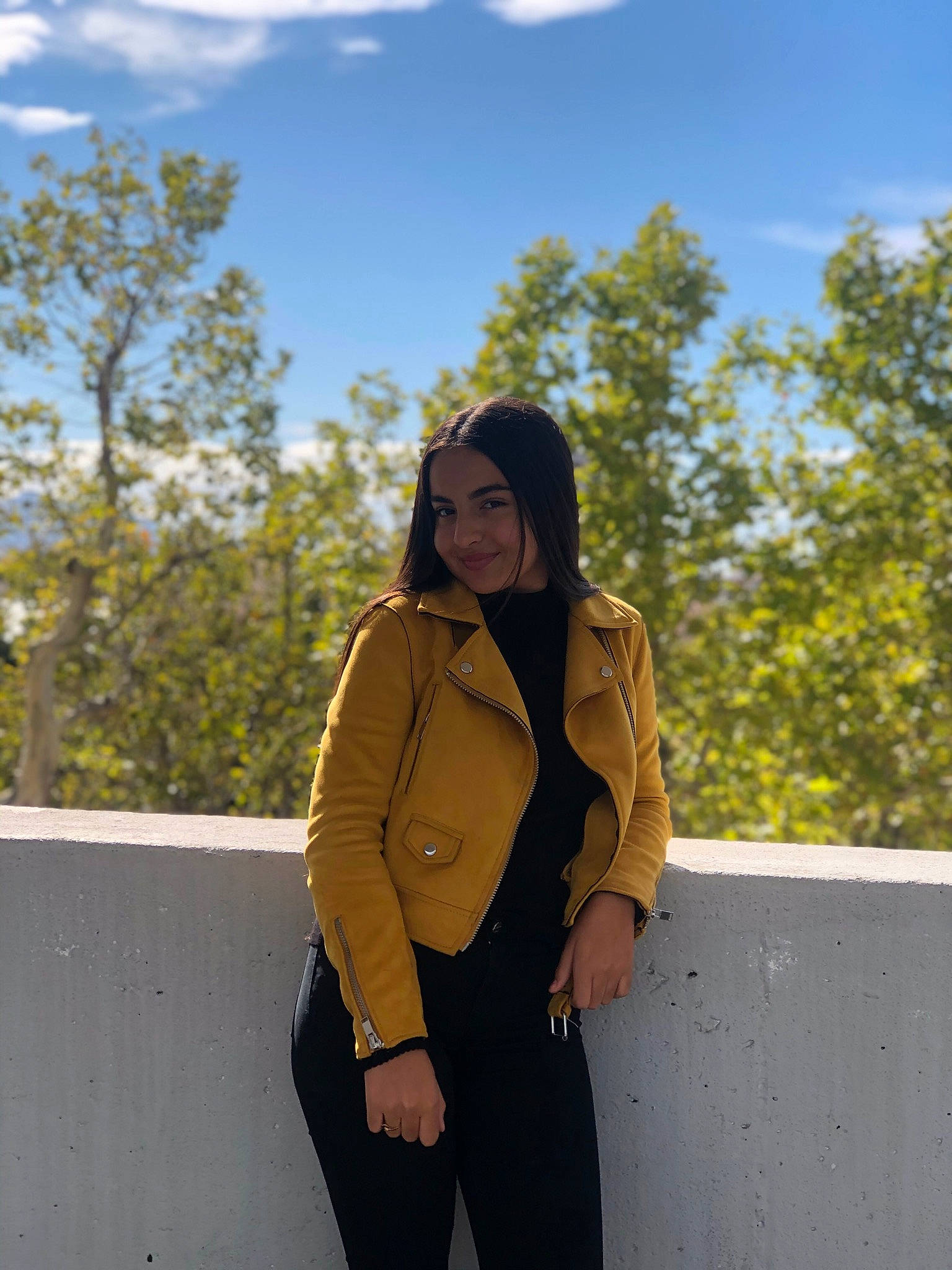 Kaina a rejoint le concours — aidez-le/la à gagner de superbes lots ! blazer, jacket, jeans, joy, outerwear, person, photography, standing, style, top, yellow