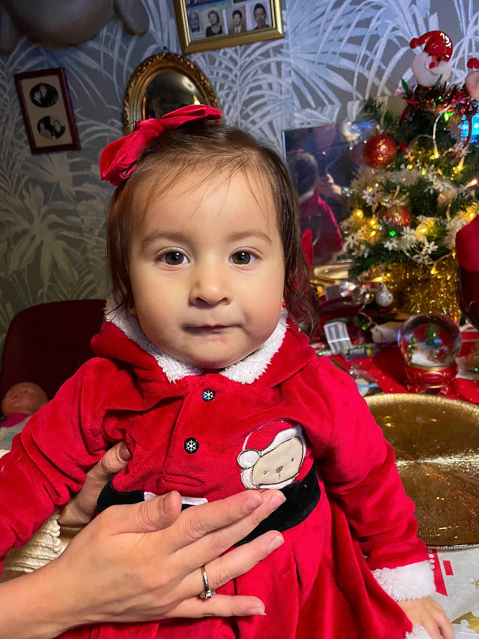 Chantel participe au concours pour gagner de l'argent avec cette photo : baby_toddler_clothing, cheek, child, christmas, christmas_decoration, christmas_ornament, christmas_tree, event, eye, face, facial_expression, fun, happy, holiday, human_body, ornament, person, sleeve, smile, toddler