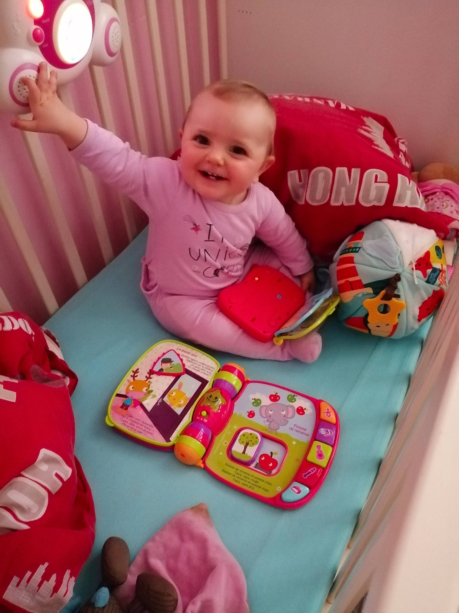 Melyne participe au concours pour gagner de l'argent avec cette photo : baby, baby_products, baby_toys, child, joy, person, pink, play, product, room, textile, toddler, toy