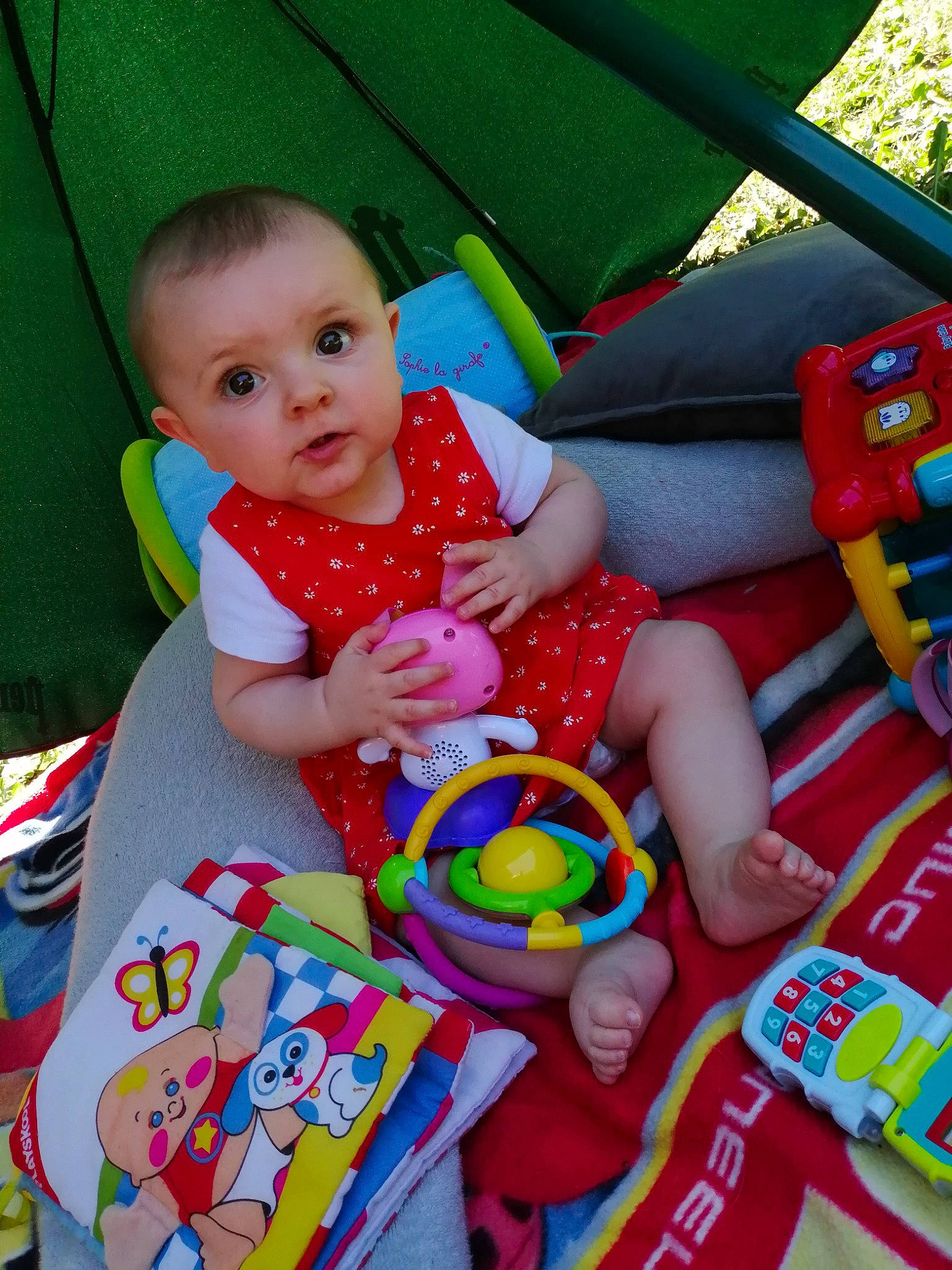 Melyne participe au concours pour gagner de l'argent avec cette photo : baby, baby_playing_with_toys, baby_products, baby_toys, child, fun, person, play, product, surprise, toddler, toy