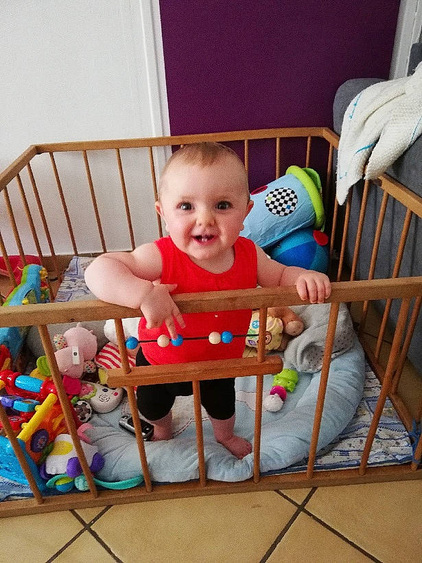 Melyne participe au concours pour gagner de l'argent avec cette photo : baby, baby_products, baby_safety, baby_toys, chair, child, furniture, infant_bed, joy, nursery, person, play, product, room, sitting, toddler, toy