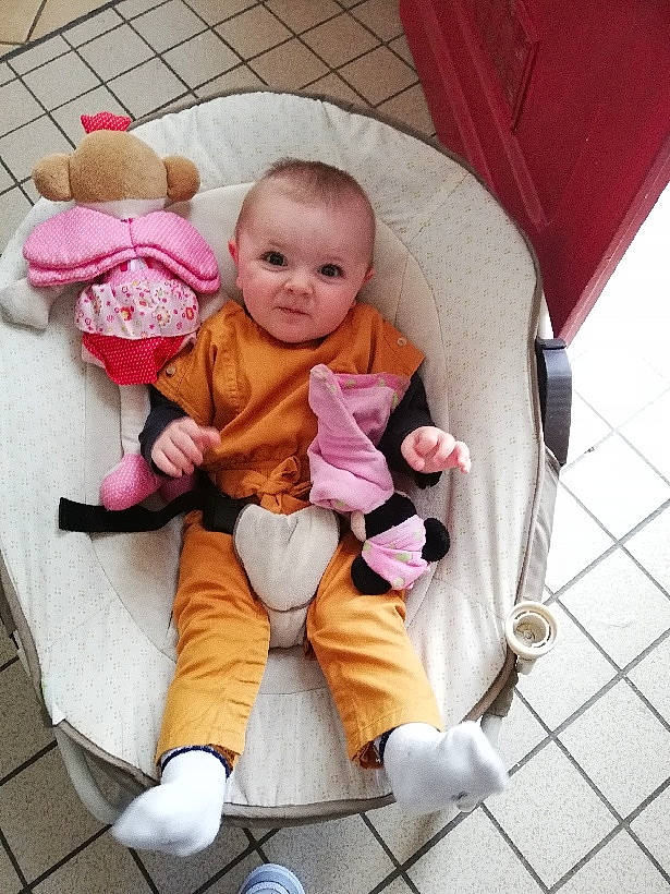 Melyne participe au concours pour gagner de l'argent avec cette photo : baby, baby_products, cheek, child, fun, person, pink, play, product, sitting, skin, smile, toddler