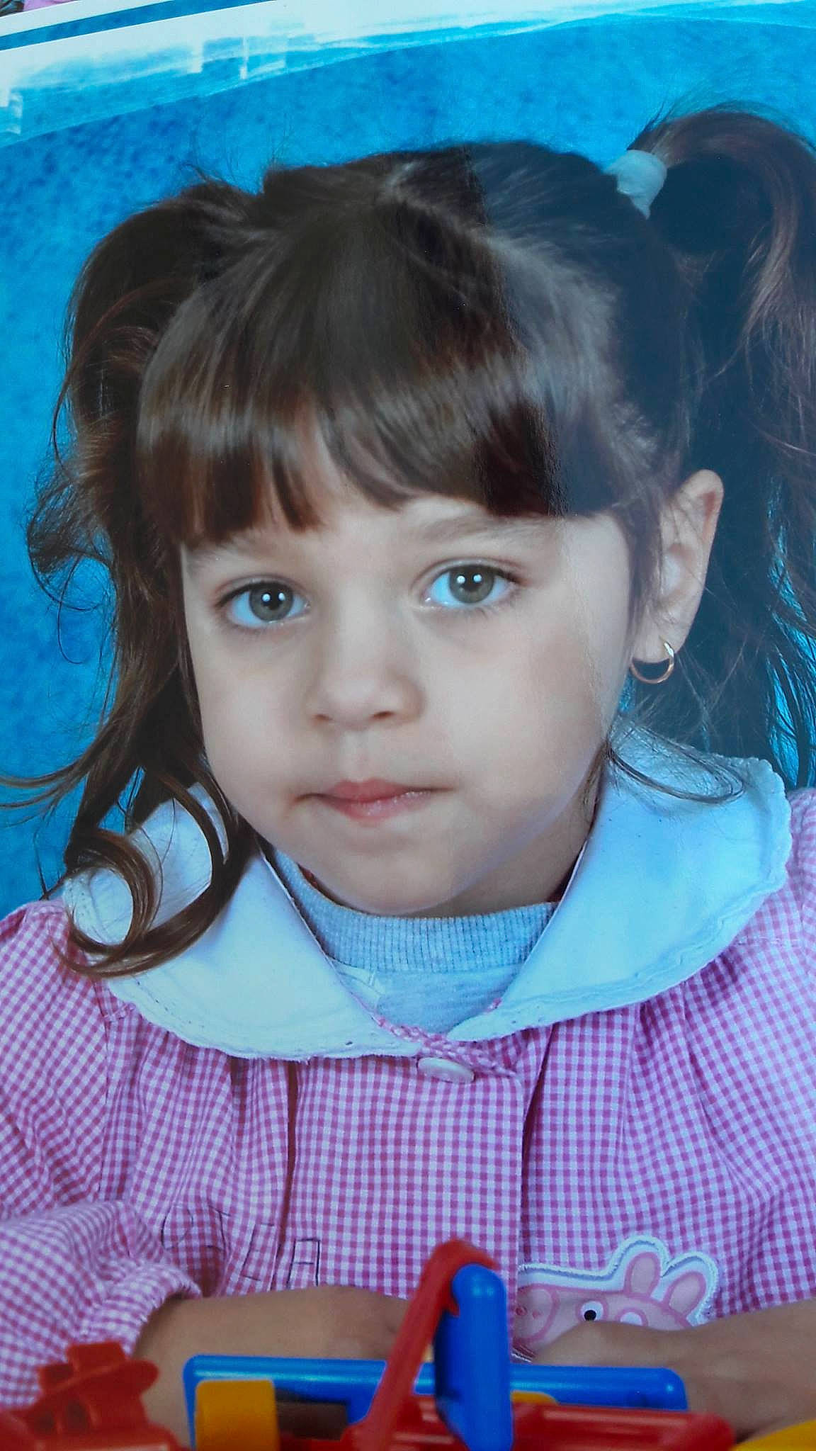 Djenna a rejoint le concours — aidez-le/la à gagner de superbes lots ! bangs, black_hair, brown_hair, cheek, child, child_model, chin, ear, eye, face, forehead, hair, hairstyle, head, iris, lip, nose, person, portrait, smile