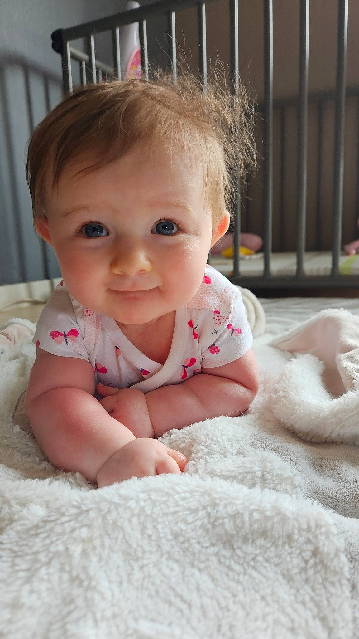 Méline participe au concours pour gagner de l'argent avec cette photo : baby, baby_toddler_clothing, cheek, chin, close_up, comfort, crawling, eye, eyebrow, finger, flooring, fun, happy, iris, nose, person, sitting, skin, sleeve, smile