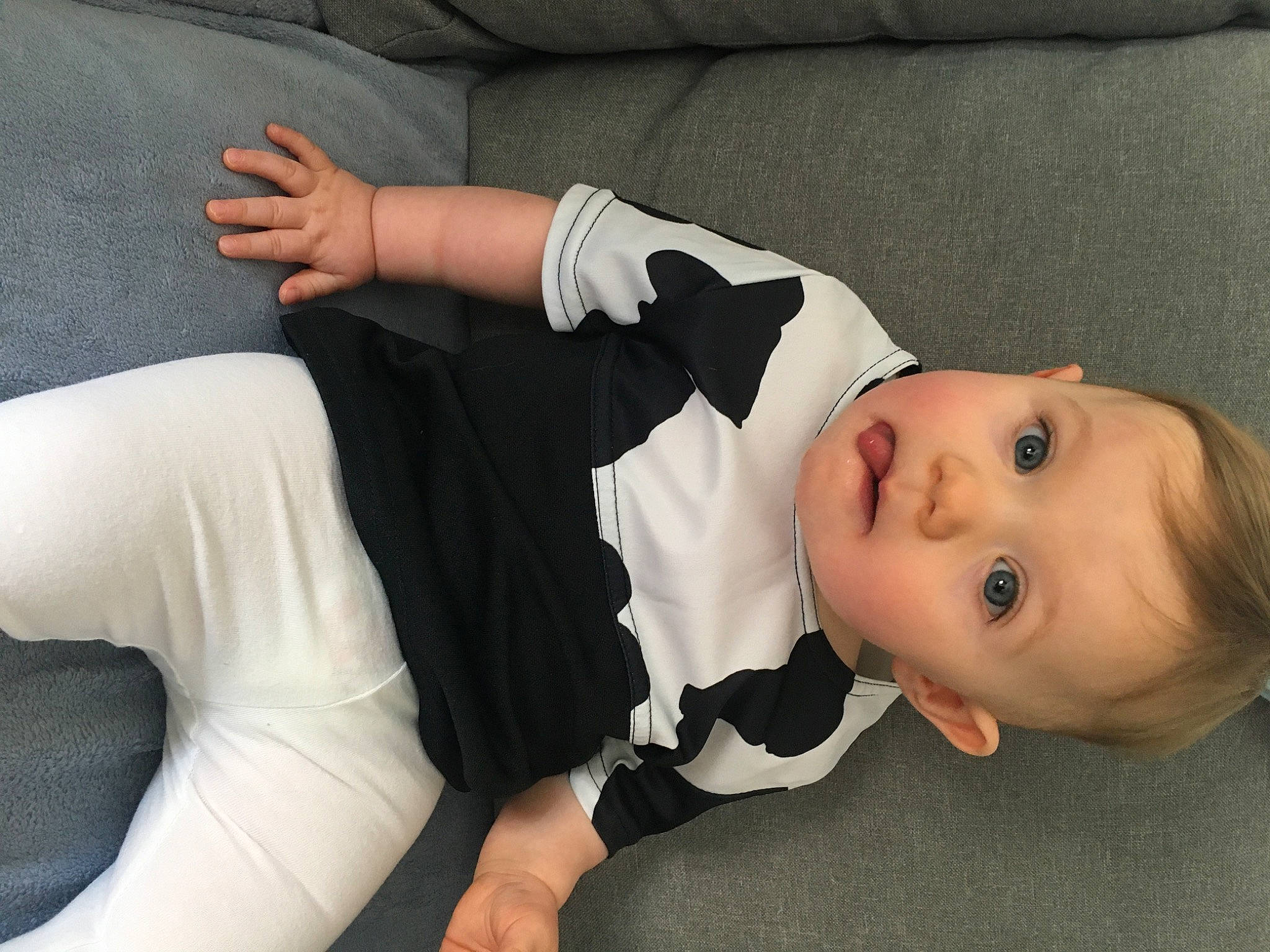 Lylou a rejoint le concours — aidez-le/la à gagner de superbes lots ! arm, baby, child, finger, formal_wear, gesture, hand, leg, person, suit, toddler