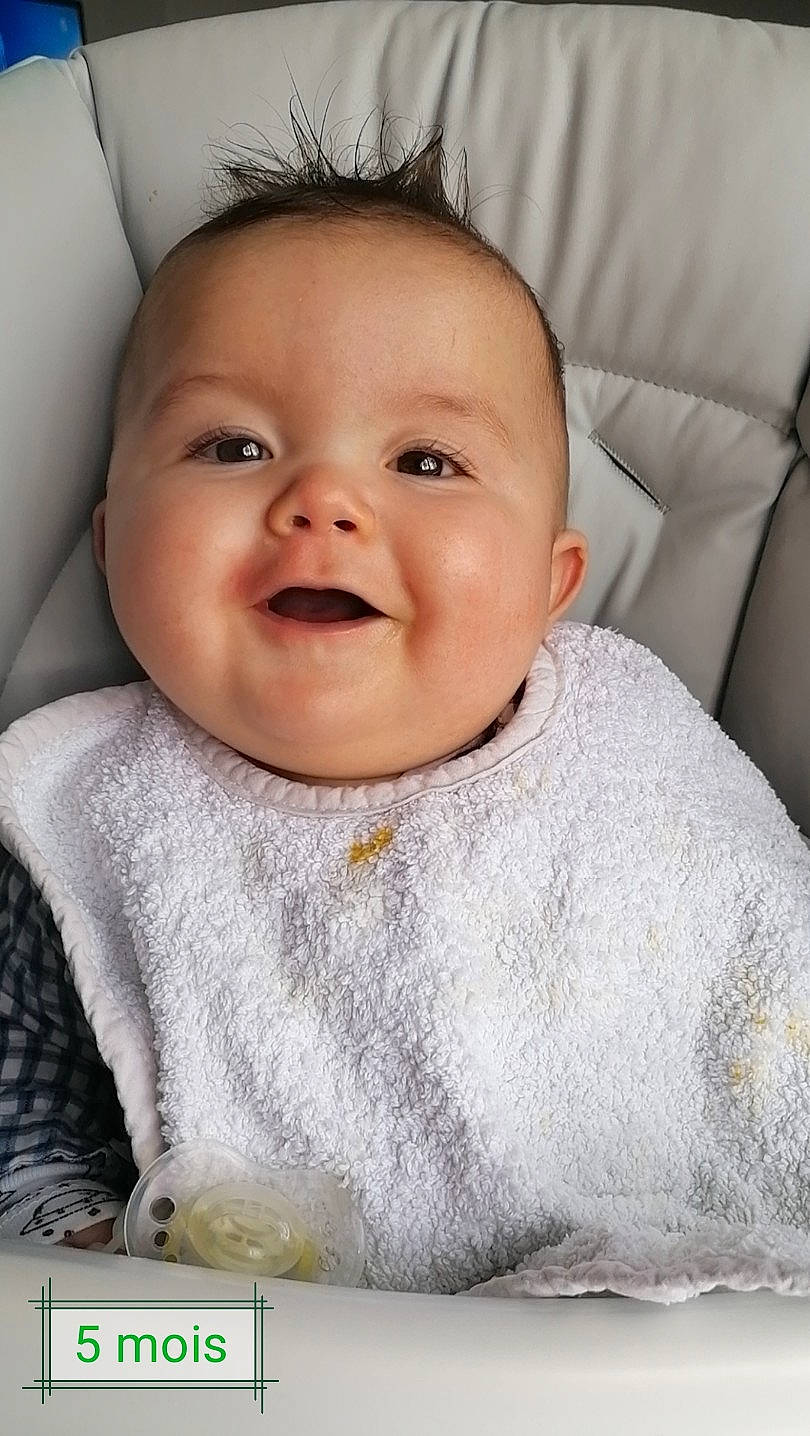 Tymeo a rejoint le concours — aidez-le/la à gagner de superbes lots ! baby, baby_toddler_clothing, cheek, comfort, eye, eyebrow, eyelash, flash_photography, grey, happy, iris, lip, mouth, neck, nose, person, skin, sleeve, smile, textile