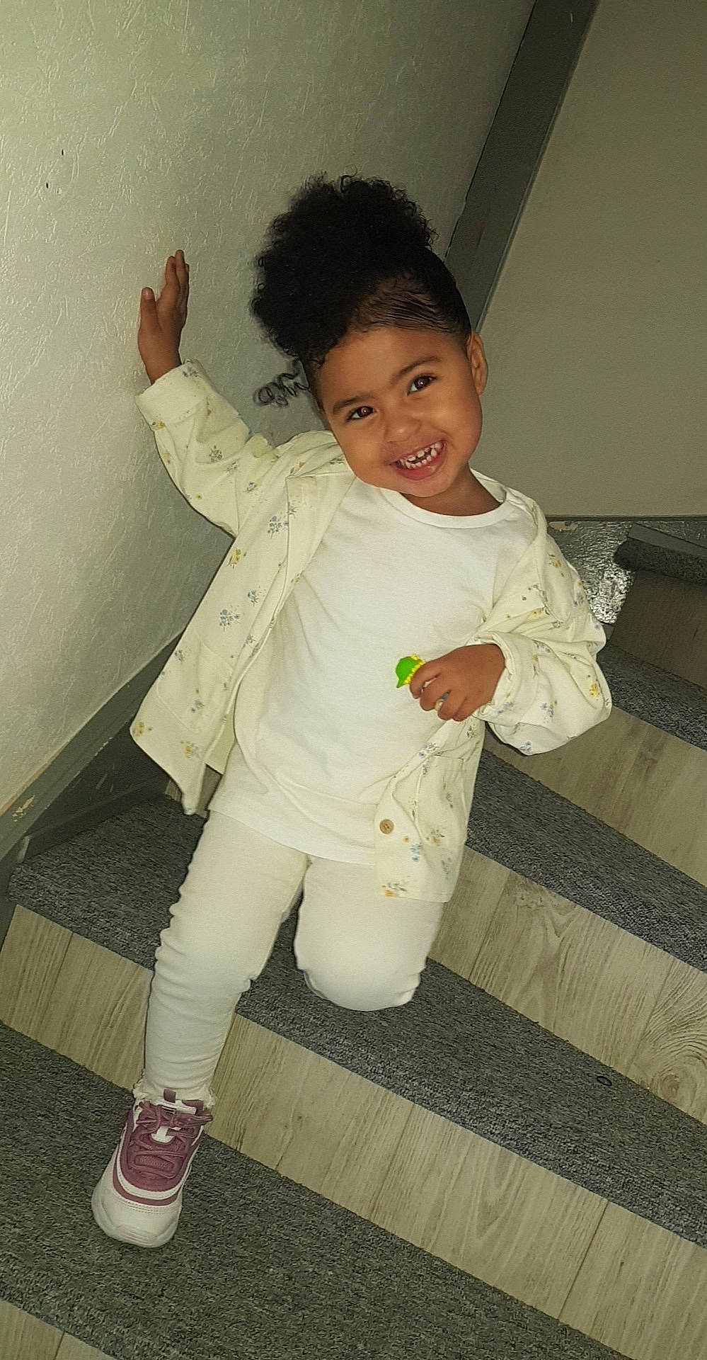 Alya a rejoint le concours — aidez-le/la à gagner de superbes lots ! baby_toddler_clothing, child, costume, fashion_design, flooring, foot, fun, fur, gesture, happy, head, human_leg, knee, outerwear, pattern, sleeve, smile, thigh, thumb, toddler