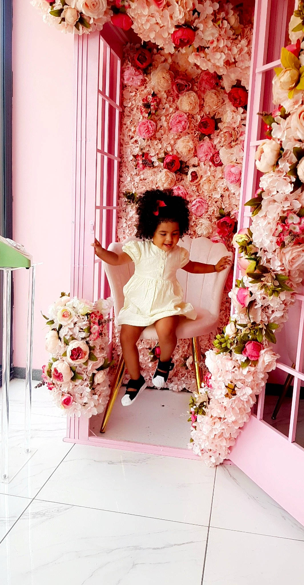 Alya participe au concours pour gagner de l'argent avec cette photo : decoration, event, fashion, fashion_design, floral_design, floristry, flower, flower_arranging, flowerpot, happy, interior_design, joy, magenta, peach, person, petal, pink, plant, red, room