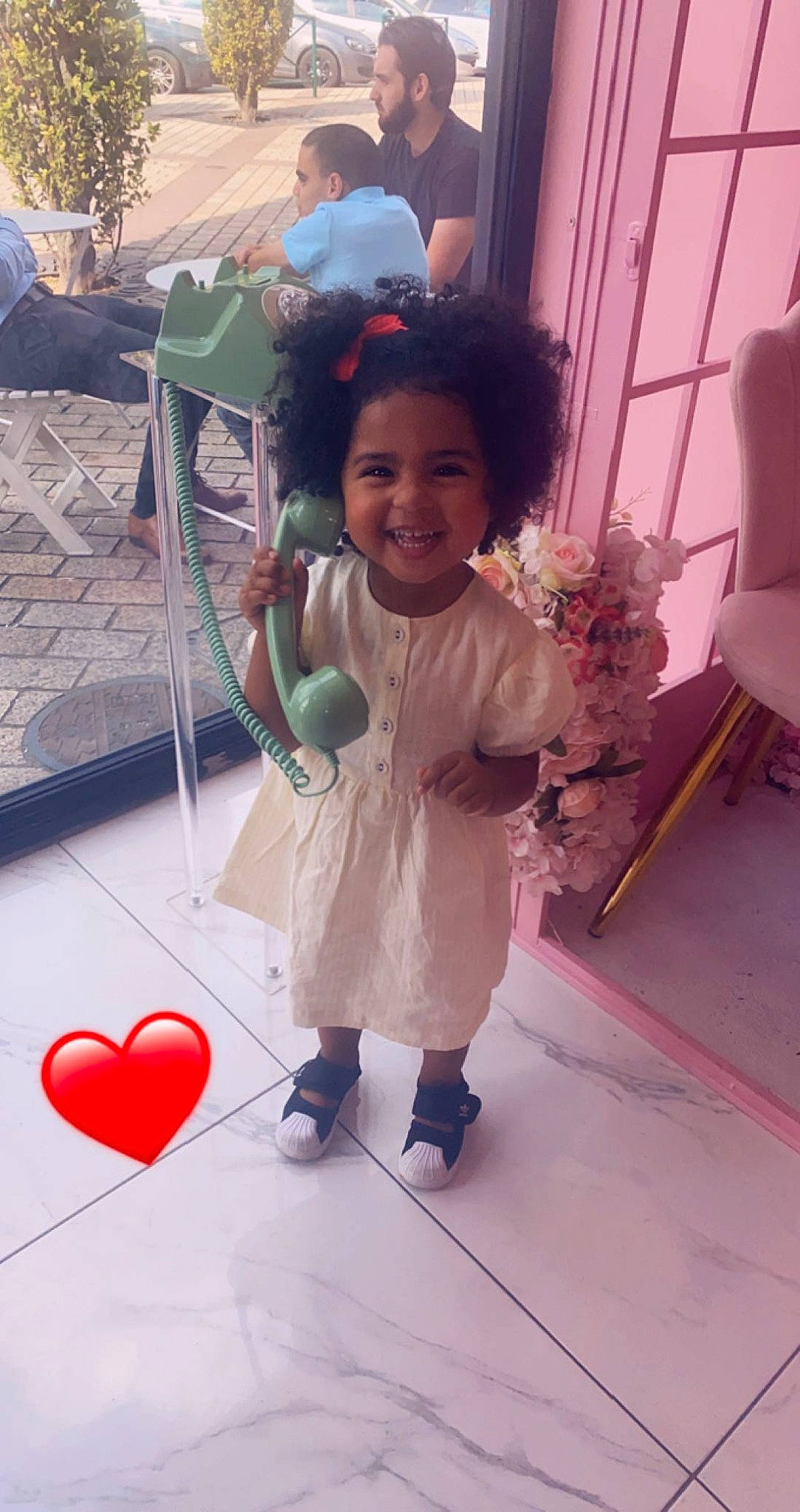 Alya participe au concours pour gagner de l'argent avec cette photo : baby, baby_toddler_clothing, balloon, beauty, chair, child, event, eye, flooring, flower, fun, happy, joy, leisure, magenta, person, pink, recreation, sandal, sitting