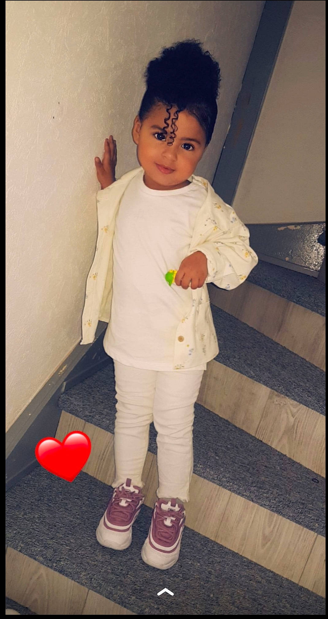 Alya a rejoint le concours — aidez-le/la à gagner de superbes lots ! baby_toddler_clothing, balloon, child, cool, eyewear, face, flooring, fun, gesture, glasses, happy, human_leg, jeans, knee, person, pink, sleeve, t_shirt, thigh, toddler