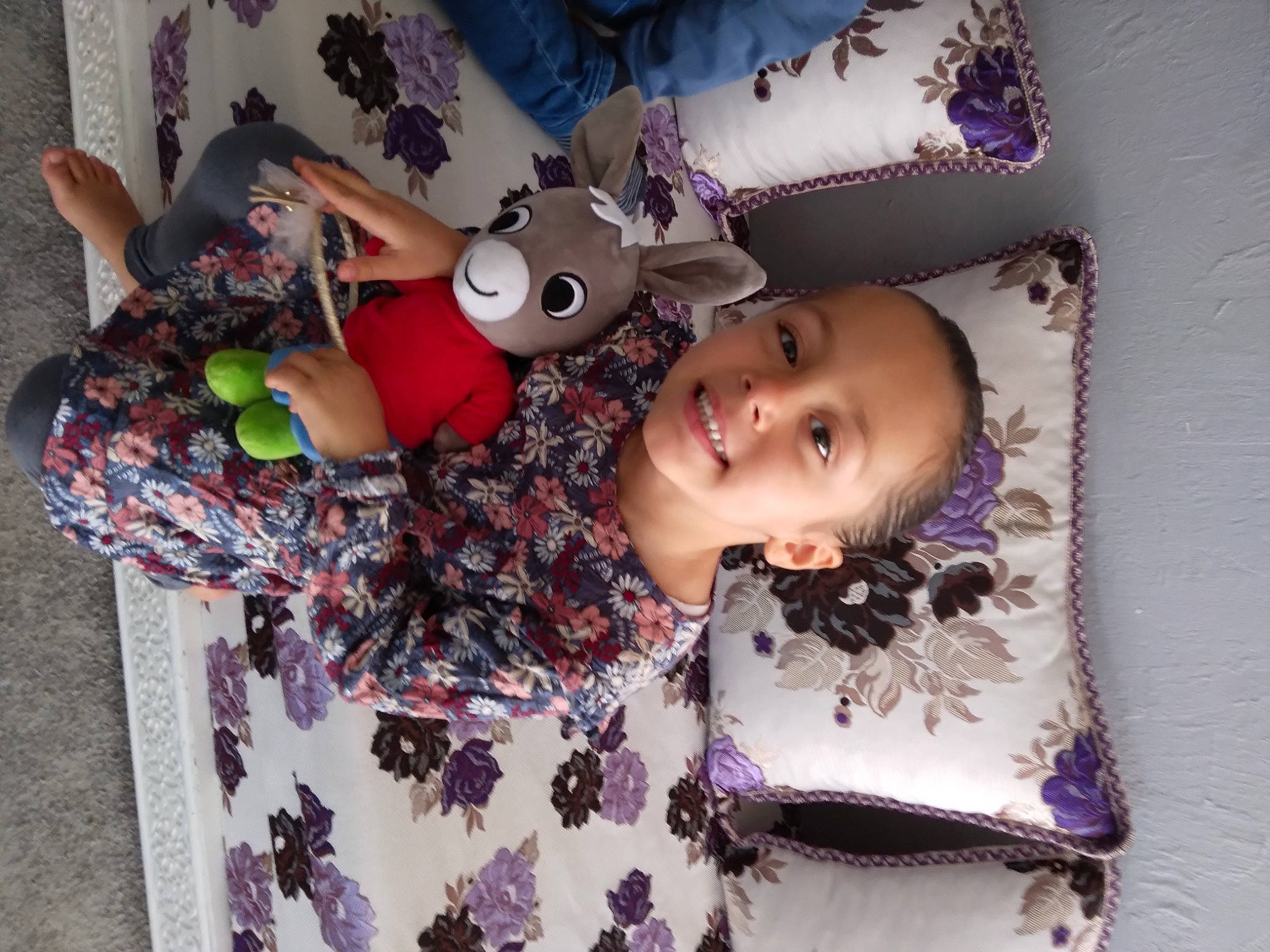 Lina participe au concours pour gagner de l'argent avec cette photo : baby_toddler_clothing, baby_toys, child, comfort, eyelash, happy, joy, linens, pattern, person, pink, purple, room, smile, stuffed_toy, toddler, toy