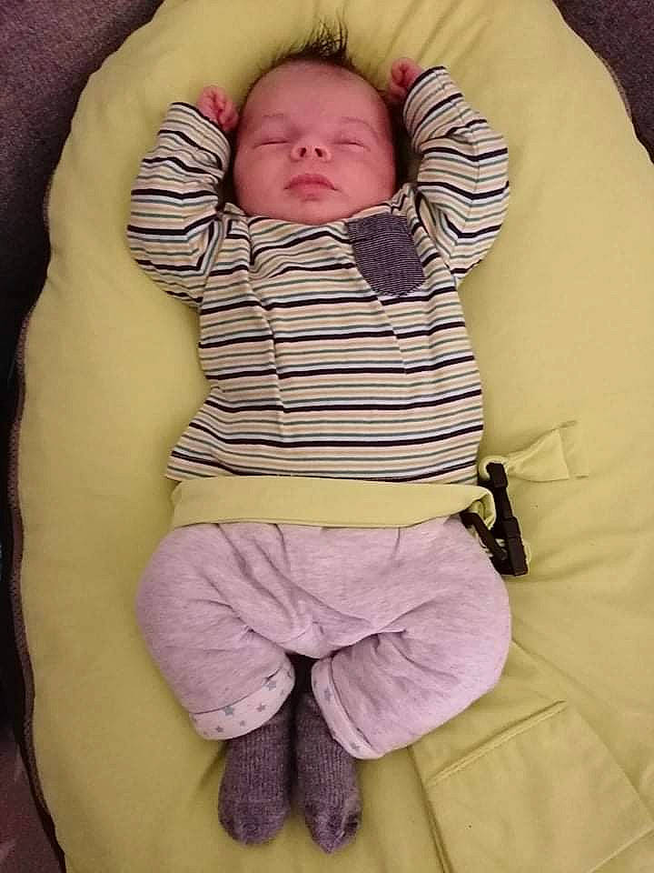 Noham participe au concours pour gagner de l'argent avec cette photo : baby, baby_products, baby_safety, baby_sleeping, baby_toddler_clothing, bedding, bedtime, cheek, child, comfort, head, linens, mouth, person, pink, room, skin, sleeve, textile, thumb