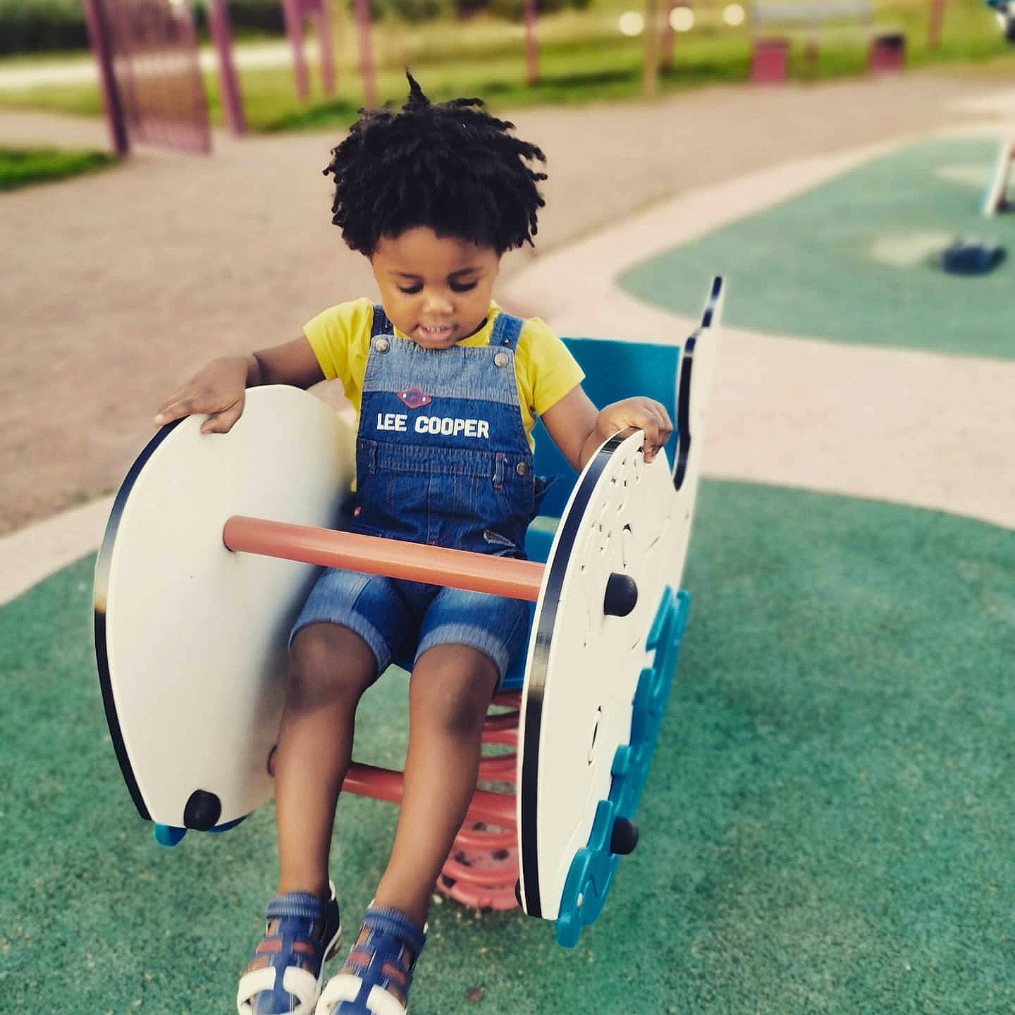 Nhavid a rejoint le concours — aidez-le/la à gagner de superbes lots ! child, grass, musical_instrument, person, play, playground, public_space, recreation, summer, toddler, toy