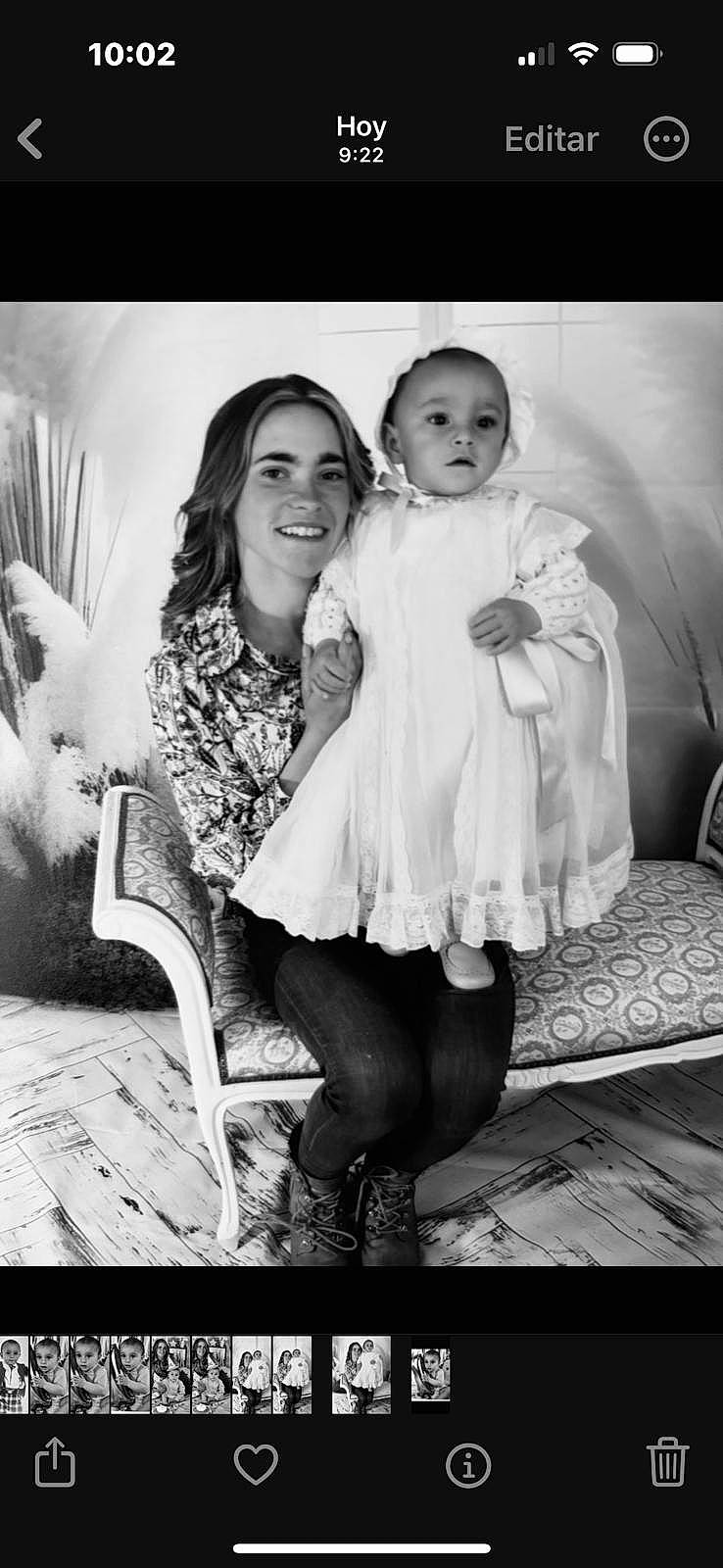 Javier participe au concours pour gagner de l'argent avec cette photo : baby, black, black_and_white, eye, face, flash_photography, gesture, hairstyle, happy, head, iris, joy, monochrome, monochrome_photography, people, person, photograph, sleeve, smile, style