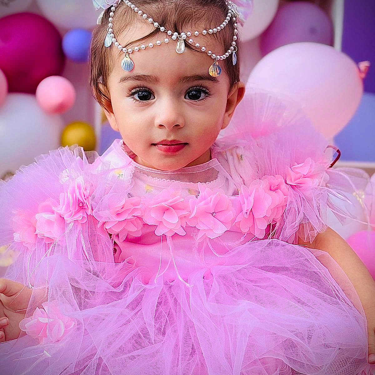 Ayla Medeea a rejoint le concours — aidez-le/la à gagner de superbes lots ! baby, balloons, celebration, child, costume, cute, decorations, event, face, festive, flowers, headpiece, indoors, party, pink_dress, portrait, smiling, toddler, tulle, young_child