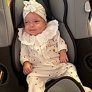 Valentine a rejoint le concours — aidez-le/la à gagner de superbes lots ! baby, infant, car_seat, headband, flower, white_outfit, hearts_pattern, smile, cute, child, seatbelt, clothing, soft_lighting, indoor, portrait, young_child, baby_girl, cozy, comfortable, closeup