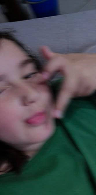 Ambre participe au concours pour gagner de l'argent avec cette photo : bangs, black_hair, cheek, ear, eyelash, finger, forehead, gesture, hair, happy, human_body, jaw, lip, long_hair, mouth, neck, nose, person, skin, smile