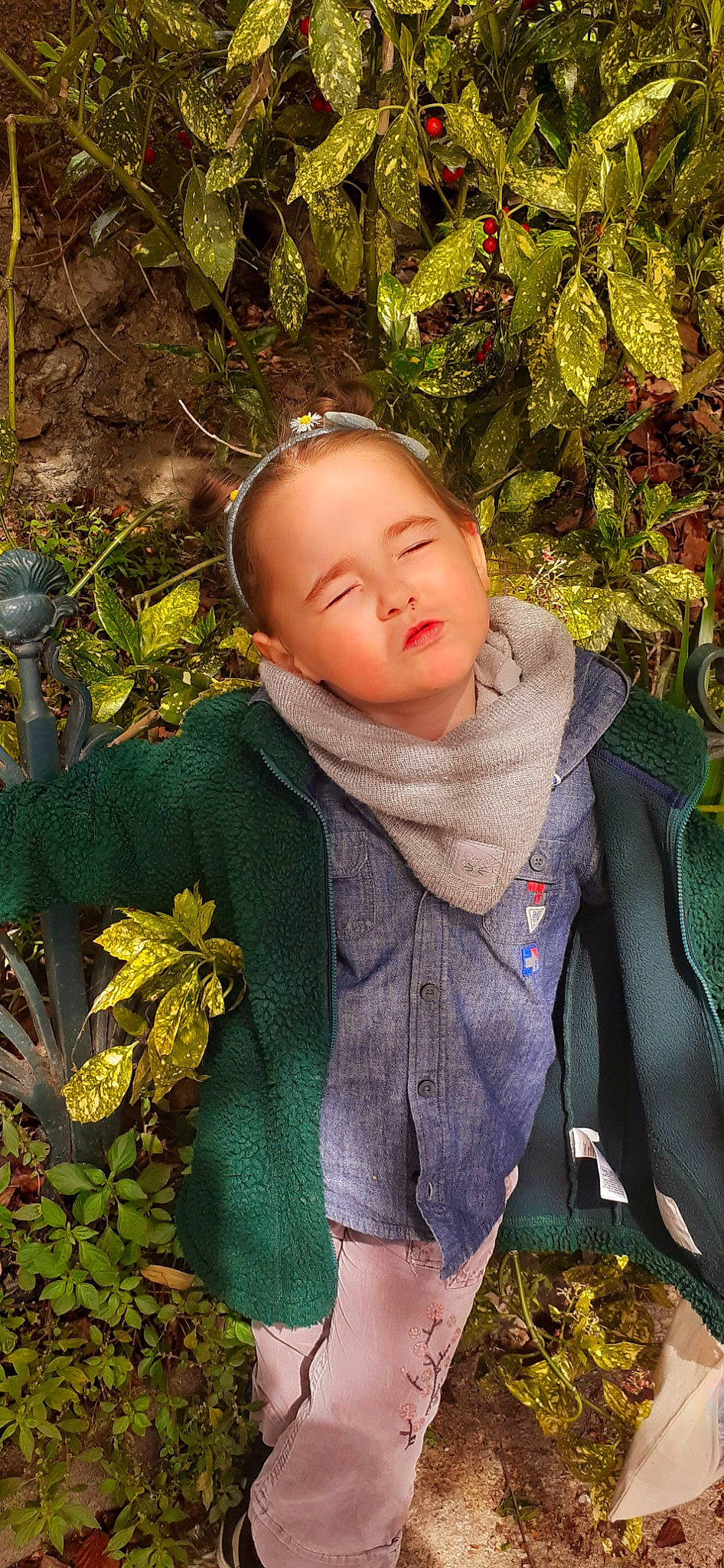 Ana Lucía participe au concours pour gagner de l'argent avec cette photo : adaptation, botany, doll, grass, hand, happy, jacket, leaf, outerwear, pattern, people, people_in_nature, person, plant, scarf, shawl, stole, tree, woody_plant, wool