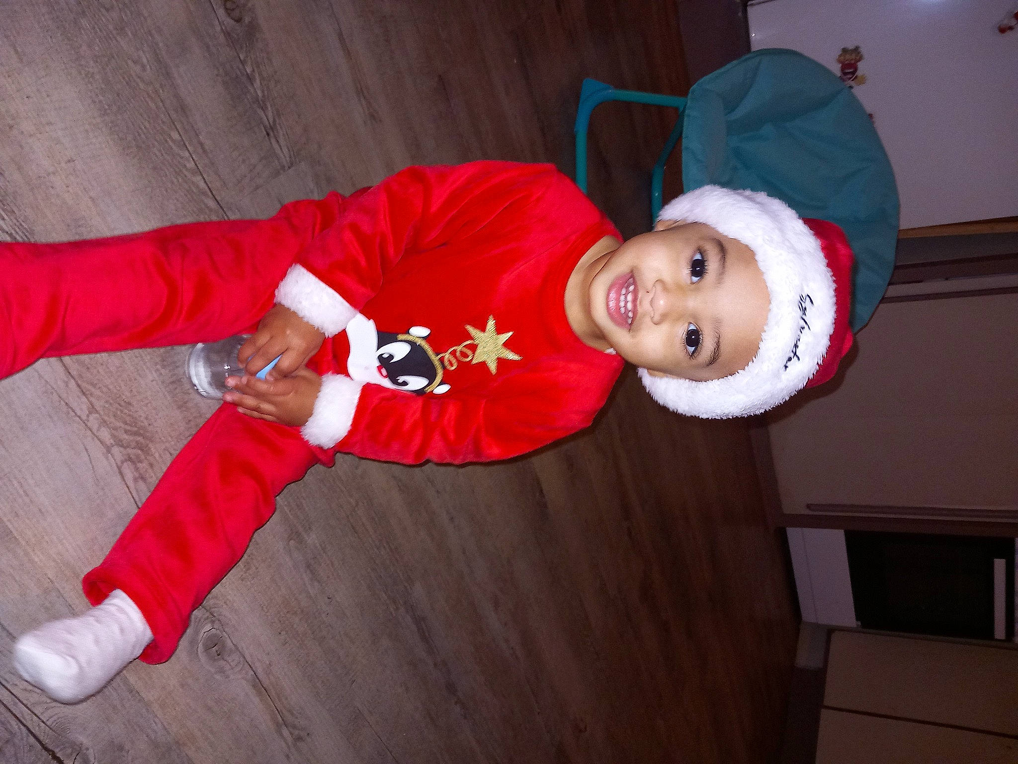 Calysta participe au concours pour gagner de l'argent avec cette photo : baby, baby_toddler_clothing, cap, carmine, child, christmas_eve, costume, costume_hat, event, fun, hat, headgear, headwear, holiday, joy, person, sleeve, smile, toddler