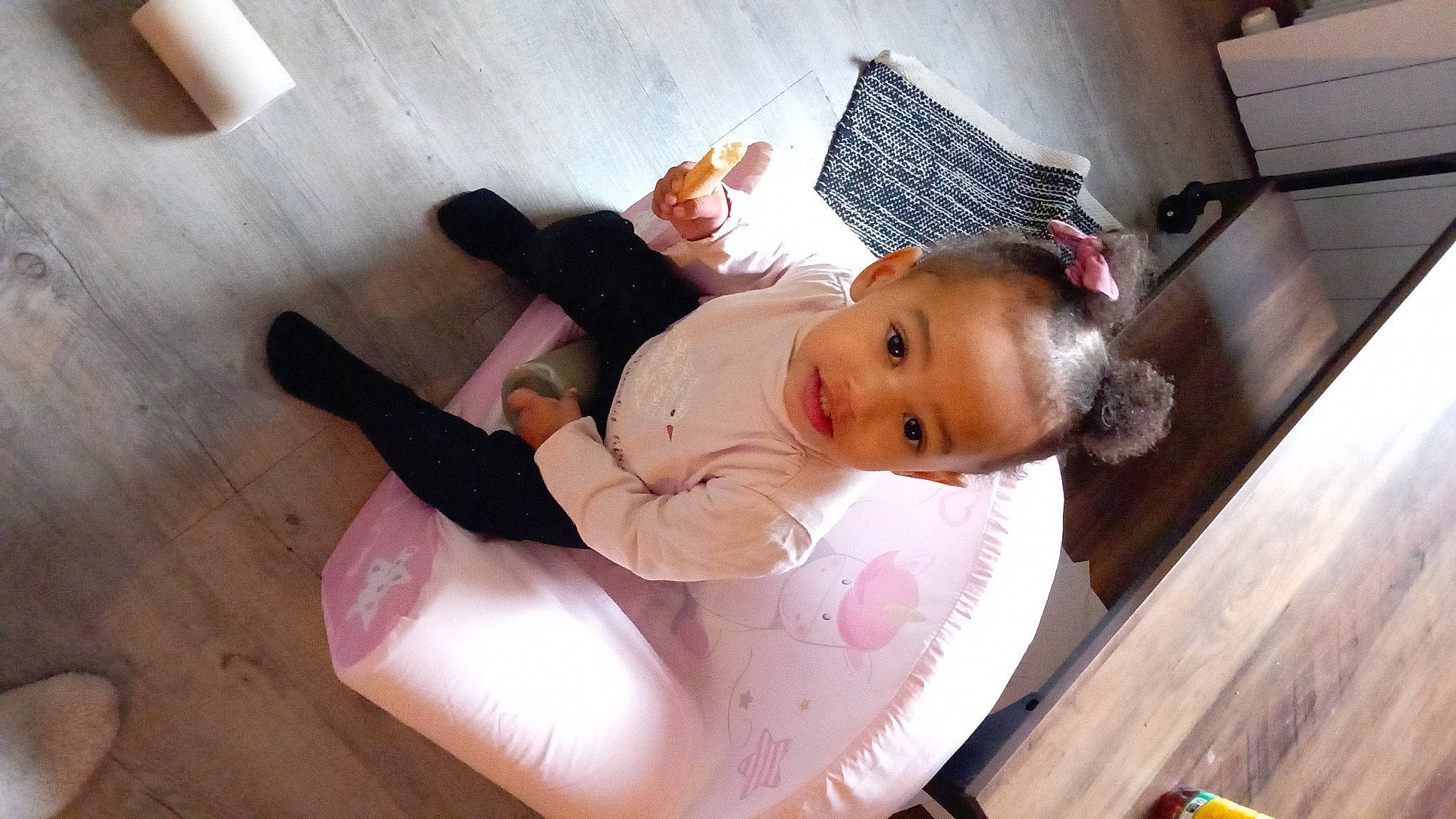 Calysta a rejoint le concours — aidez-le/la à gagner de superbes lots ! baby, baby_products, baby_toddler_clothing, chair, child, comfort, flooring, fun, happy, hardwood, person, room, sitting, skin, sock, suit, toddler, wood