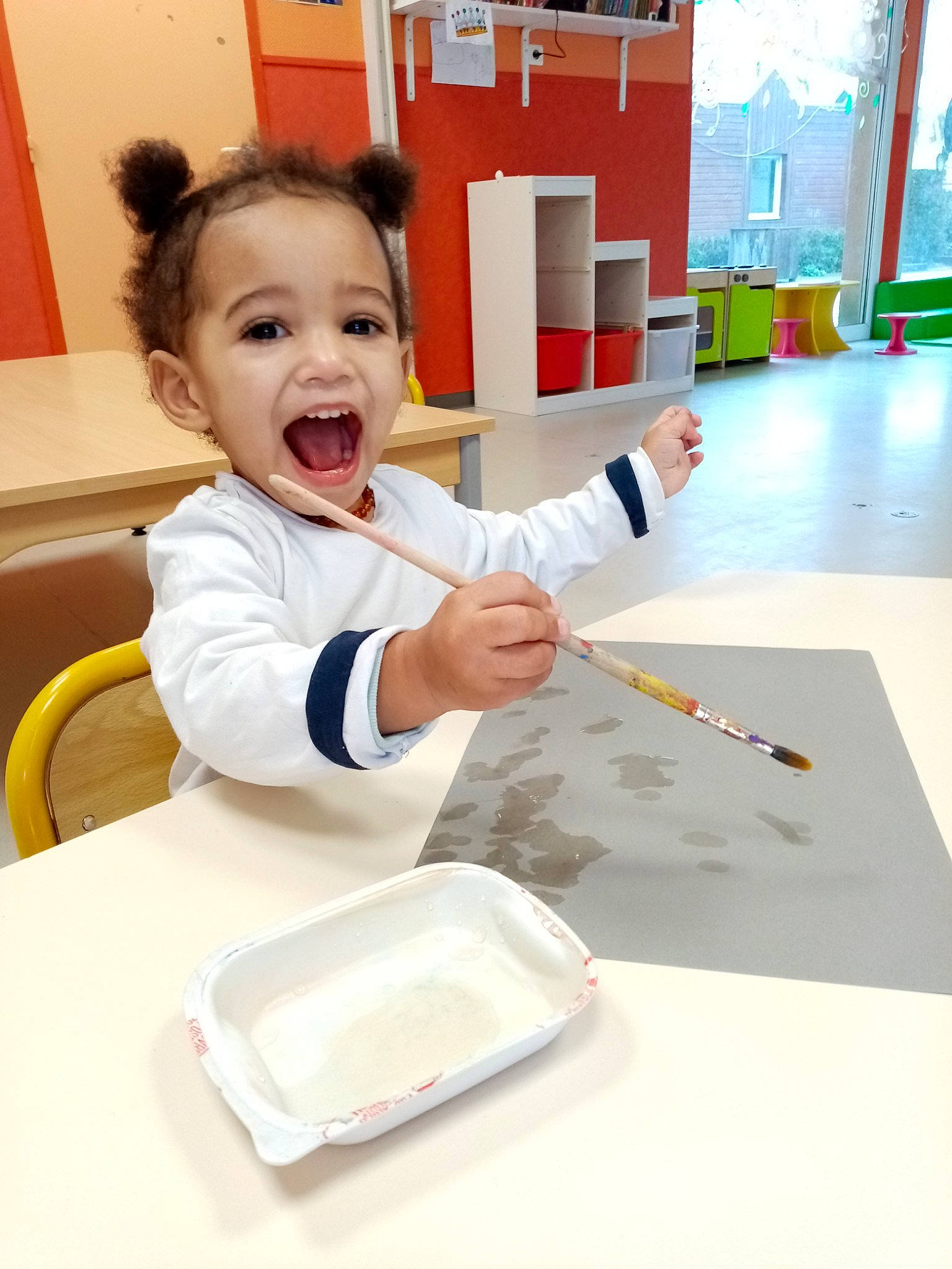 Calysta a rejoint le concours — aidez-le/la à gagner de superbes lots ! chair, child, cooking, desk, dishware, flooring, fun, happy, job, kitchen_utensil, person, plate, play, product, room, smile, t_shirt, table, tableware, toddler