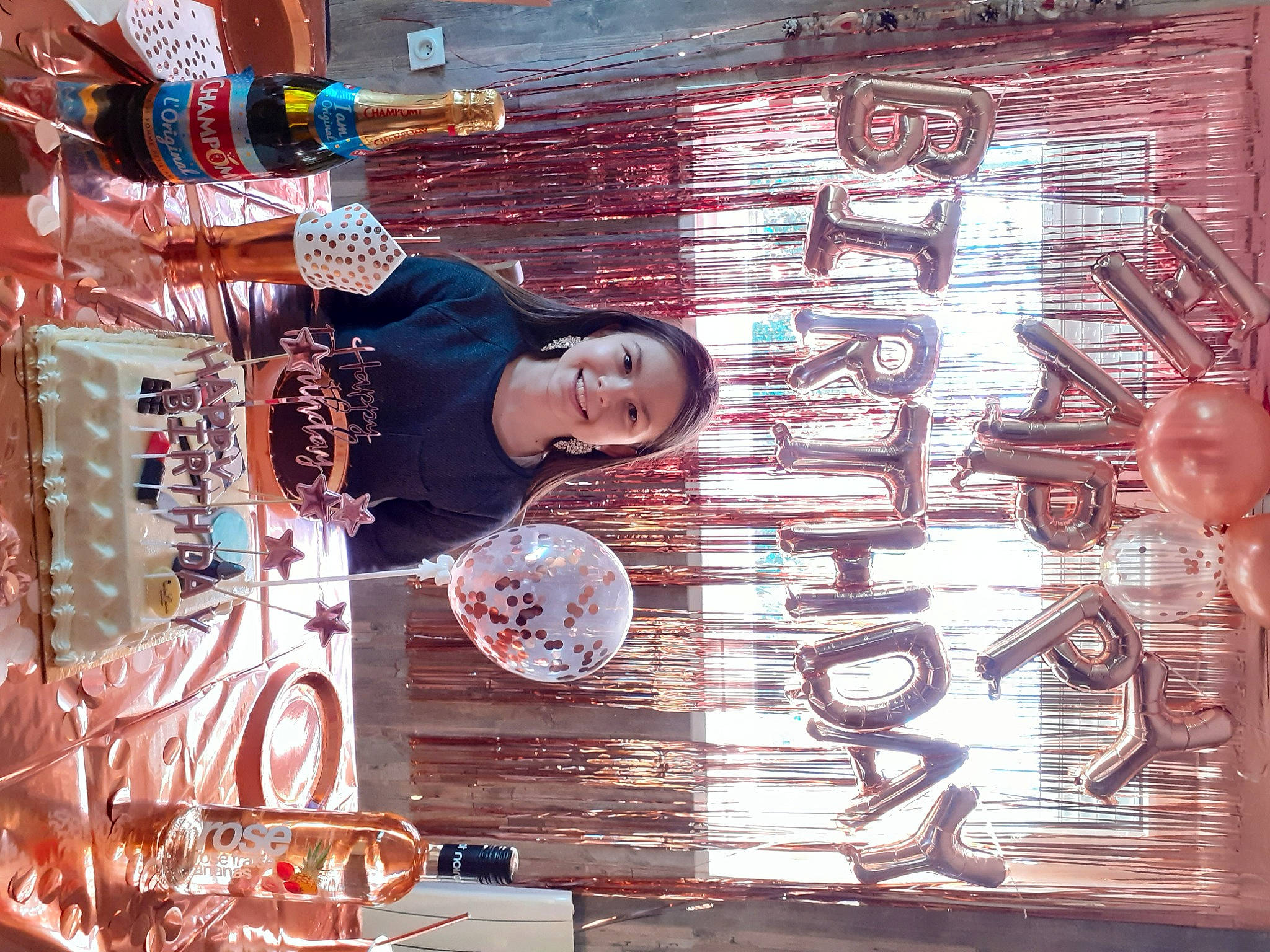 Ilona a rejoint le concours — aidez-le/la à gagner de superbes lots ! architecture, art, brick, brickwork, brown, city, cool, eyewear, facade, font, graffiti, joy, line, pattern, person, smile, snapshot, textile, tints_and_shades, visual_arts