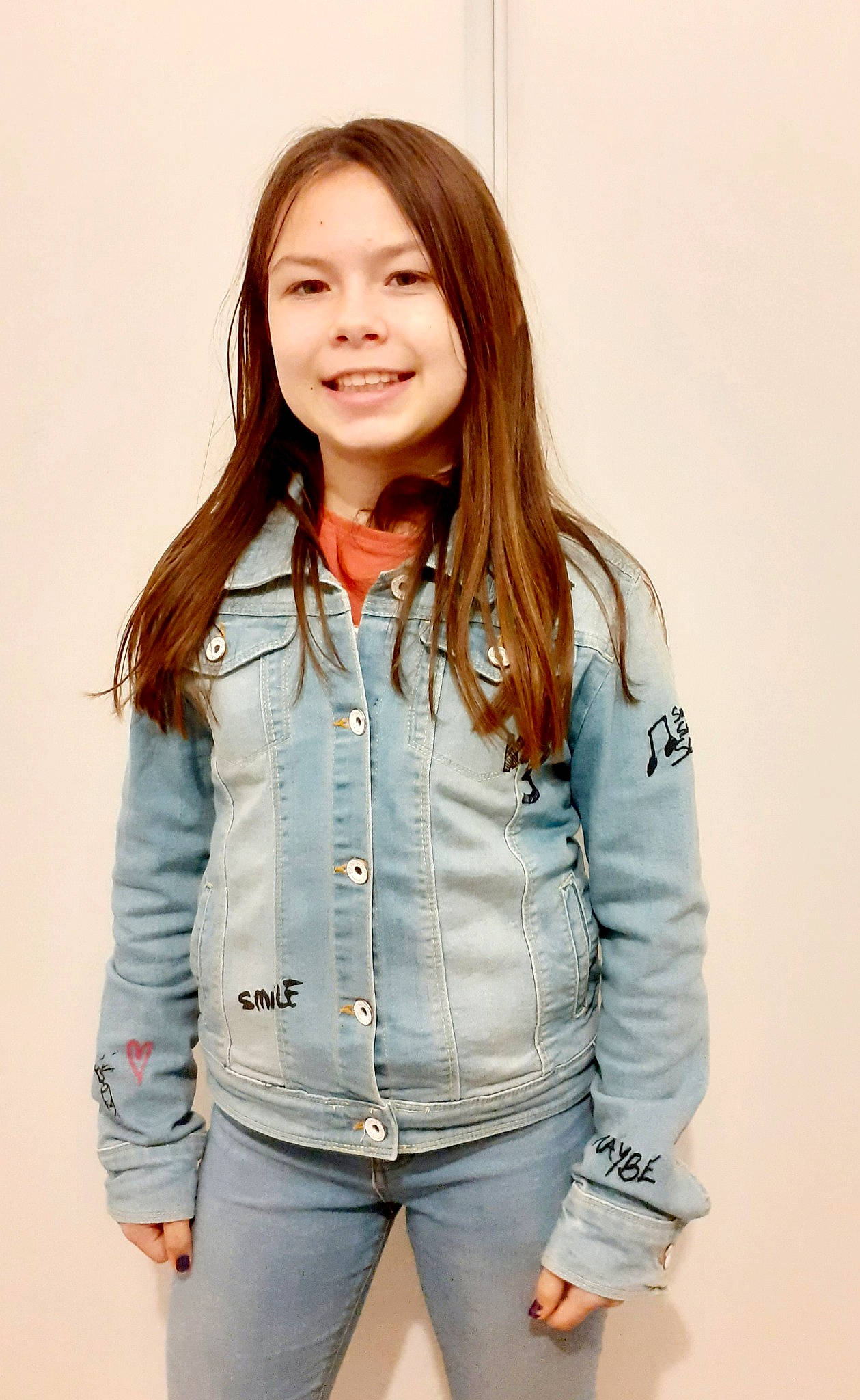 Ilona a rejoint le concours — aidez-le/la à gagner de superbes lots ! blazer, button, collar, denim, electric_blue, fashion_accessory, fashion_design, gesture, jersey, jewellery, joy, neck, outerwear, pattern, peach, person, shoulder, sleeve, smile, street_fashion