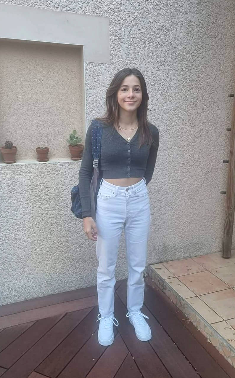 Lilou a rejoint le concours — aidez-le/la à gagner de superbes lots ! blazer, denim, electric_blue, fashion_design, flooring, formal_wear, fun, grey, hardwood, human_leg, joy, knee, person, sleeve, smile, sportswear, t_shirt, thigh, top, waist