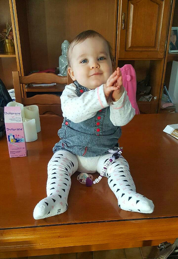 Olivia a rejoint le concours — aidez-le/la à gagner de superbes lots ! child, girl, infant, leg, person, play, product, sitting, skin, standing, toddler