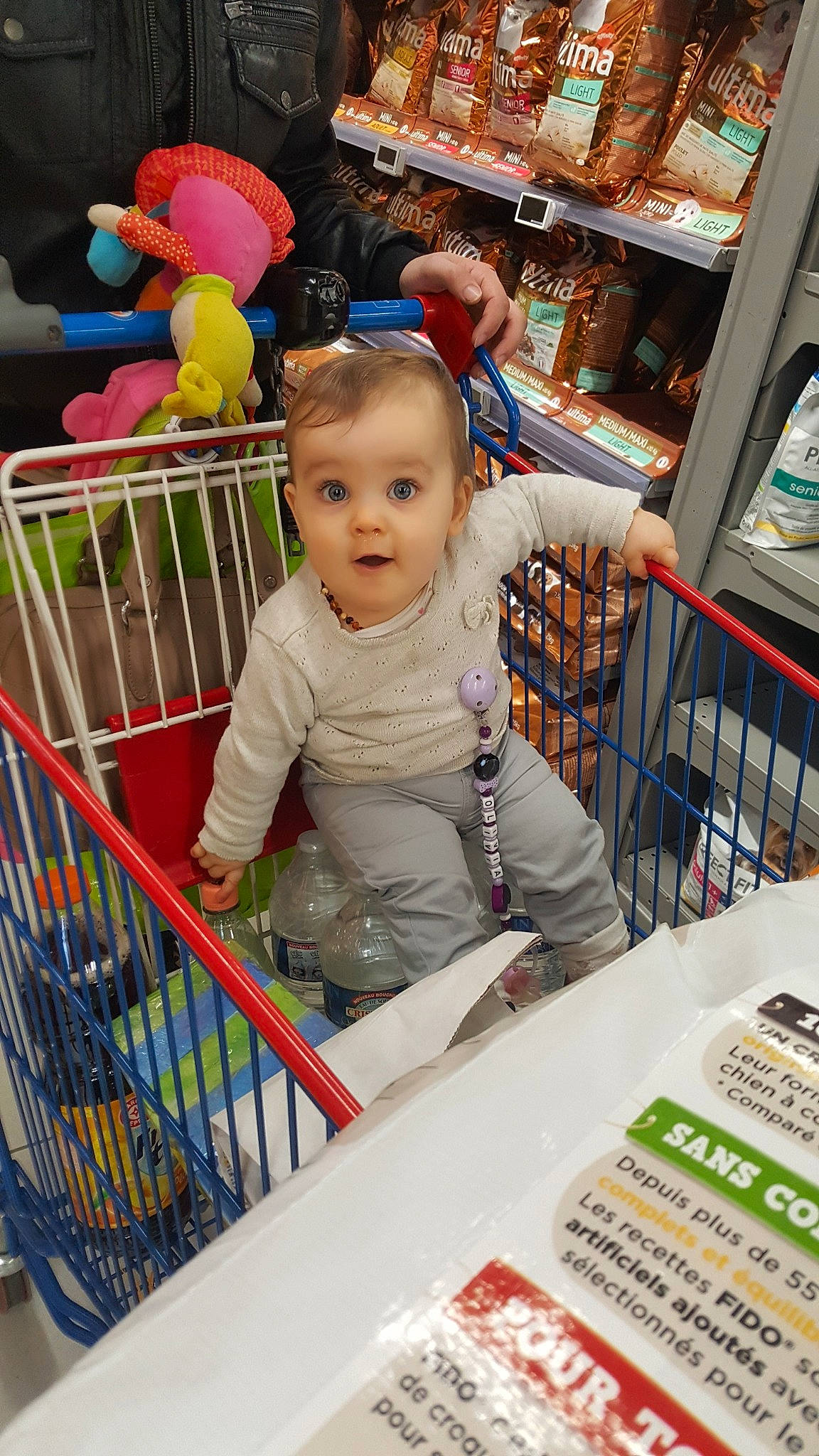 Olivia participe au concours pour gagner de l'argent avec cette photo : child, fun, girl, infant, person, play, product, surprise, toddler, toy