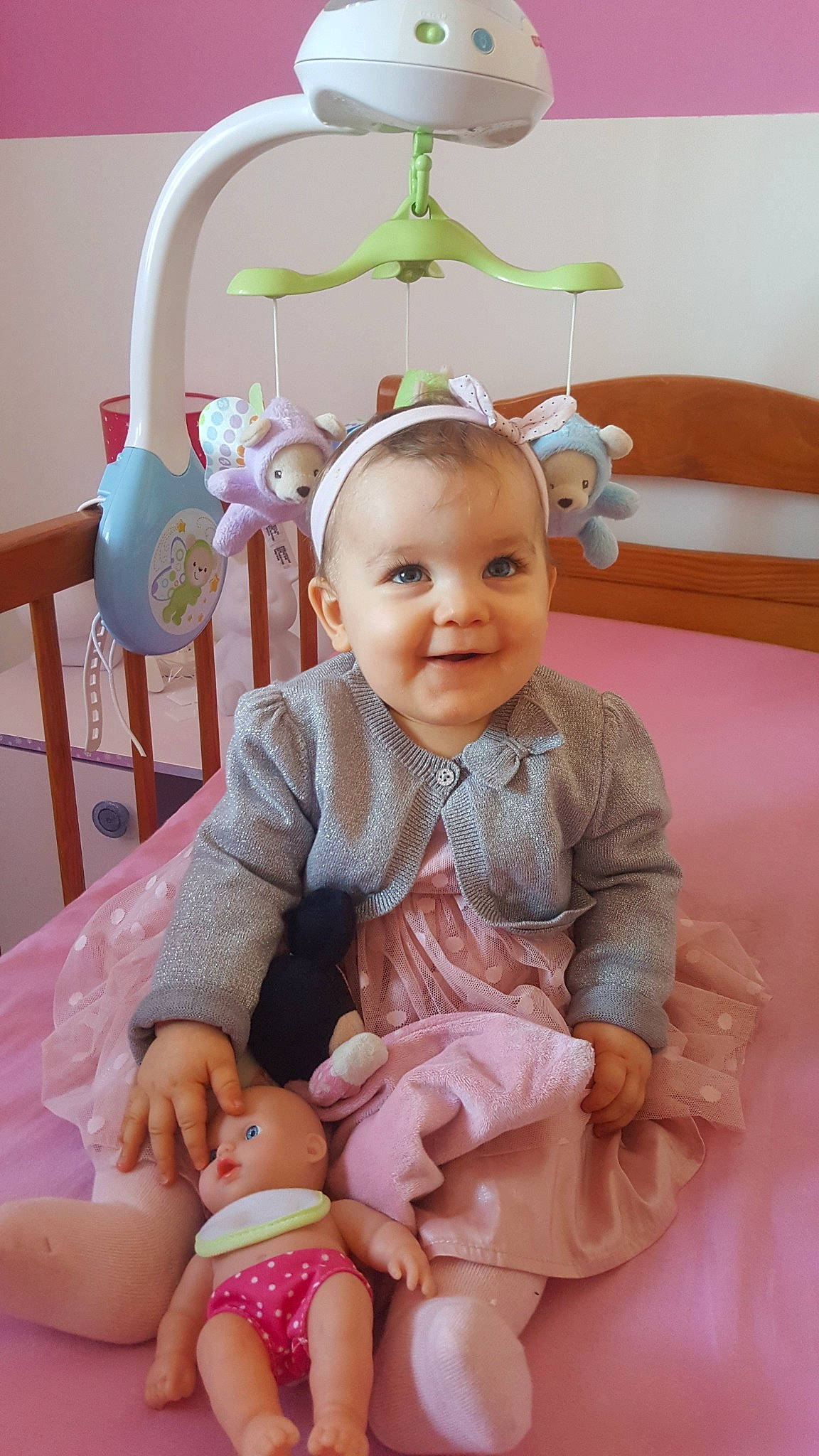 Olivia a rejoint le concours — aidez-le/la à gagner de superbes lots ! baby_products, bed, child, day, fun, girl, infant, infant_bed, iris, joy, person, pink, play, product, room, sitting, skin, smile, toddler, toy