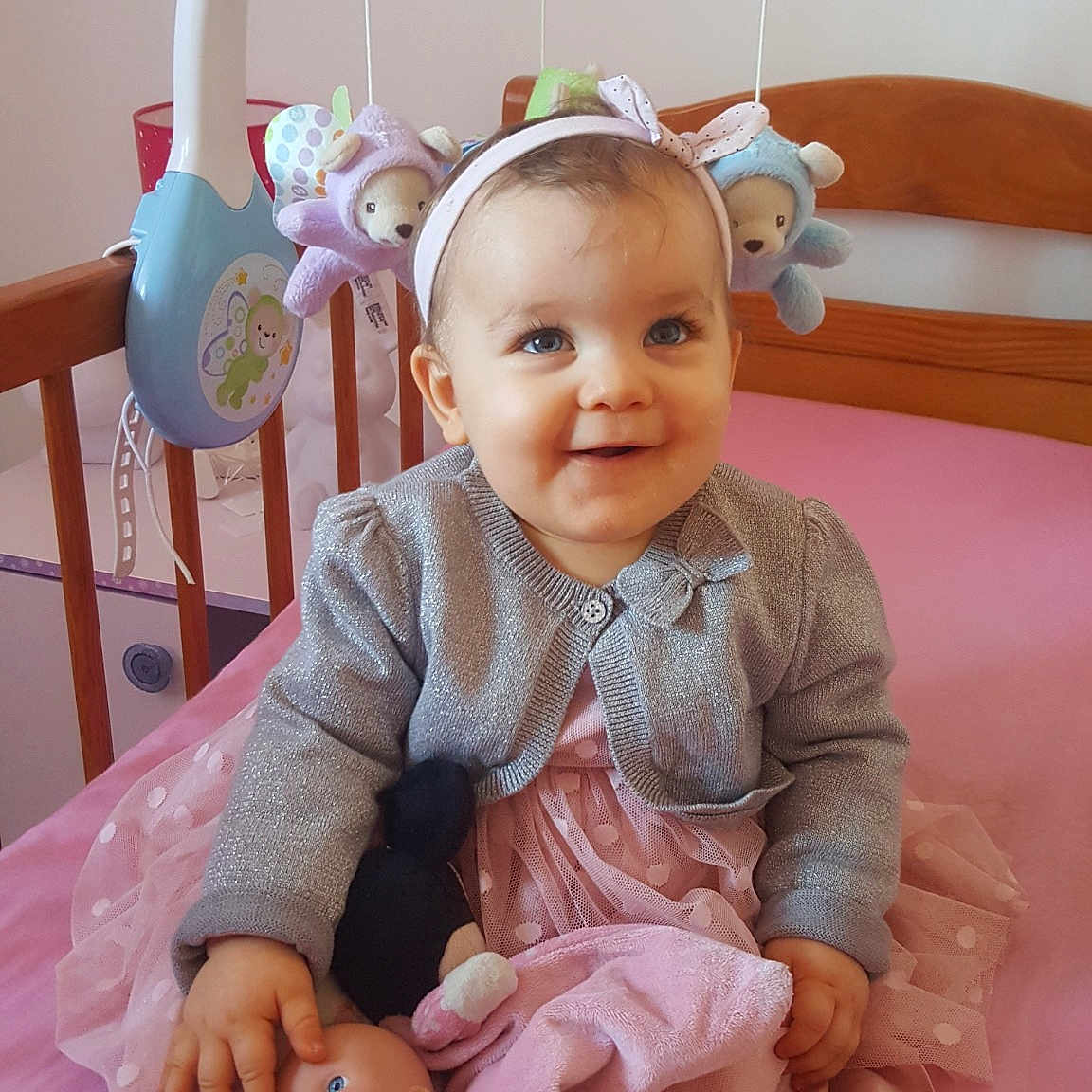 Olivia a rejoint le concours — aidez-le/la à gagner de superbes lots ! baby_products, bed, child, day, fun, girl, infant, infant_bed, iris, joy, person, pink, play, product, room, sitting, skin, smile, toddler, toy