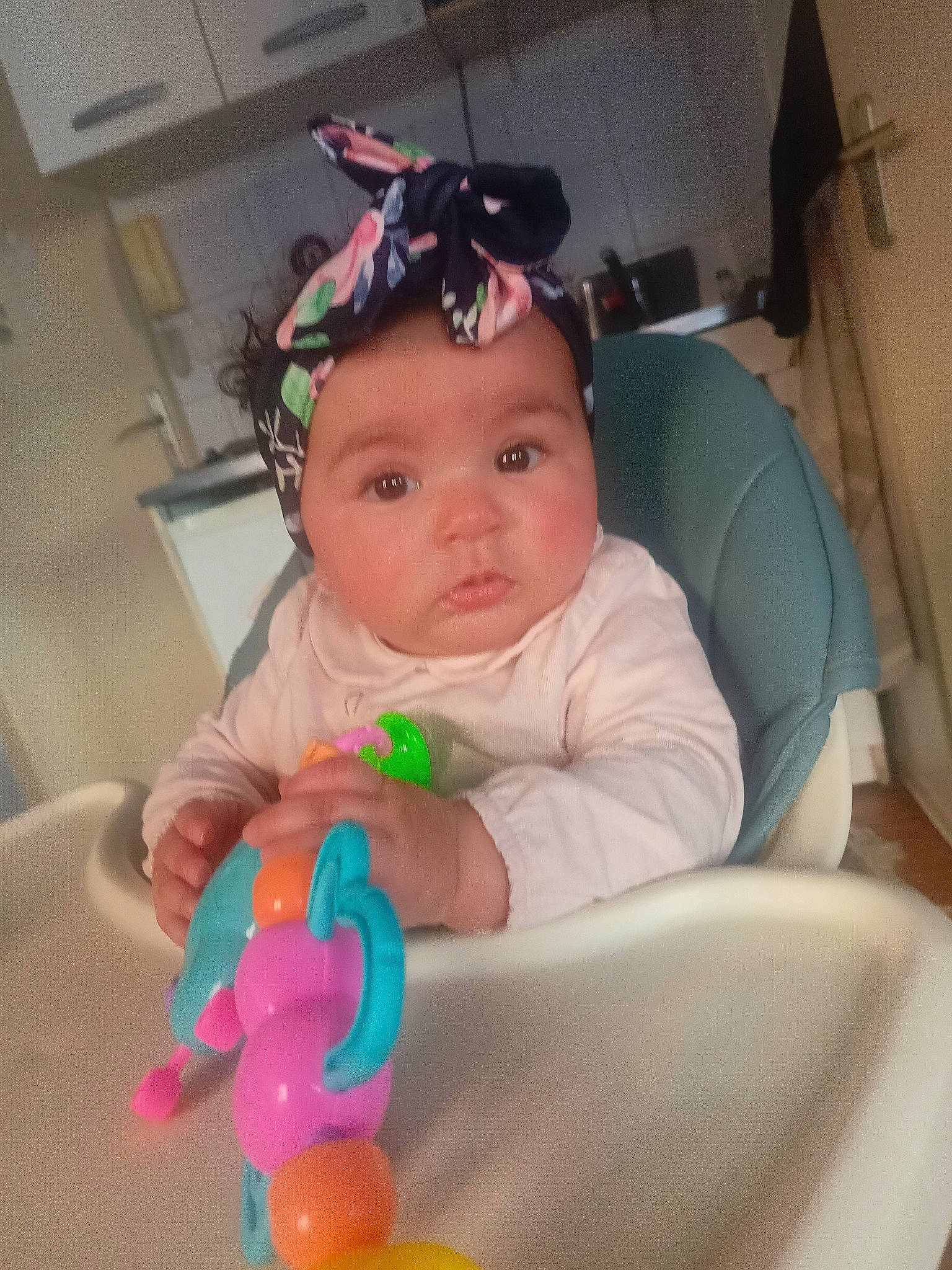 Kahina a rejoint le concours — aidez-le/la à gagner de superbes lots ! baby, baby_products, baby_toddler_clothing, balloon, chair, cheek, child, comfort, event, fashion_accessory, finger, fun, happy, headwear, nail, party_supply, person, personal_protective_equipment, room, sitting