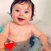 Ambre a rejoint le concours — aidez-le/la à gagner de superbes lots ! baby, bath, bathroom, bathtub, blue_eyes, bubbles, child, cute, foam, happy, head, human, indoors, moisture, person, playful, skin, smiling, toy, water