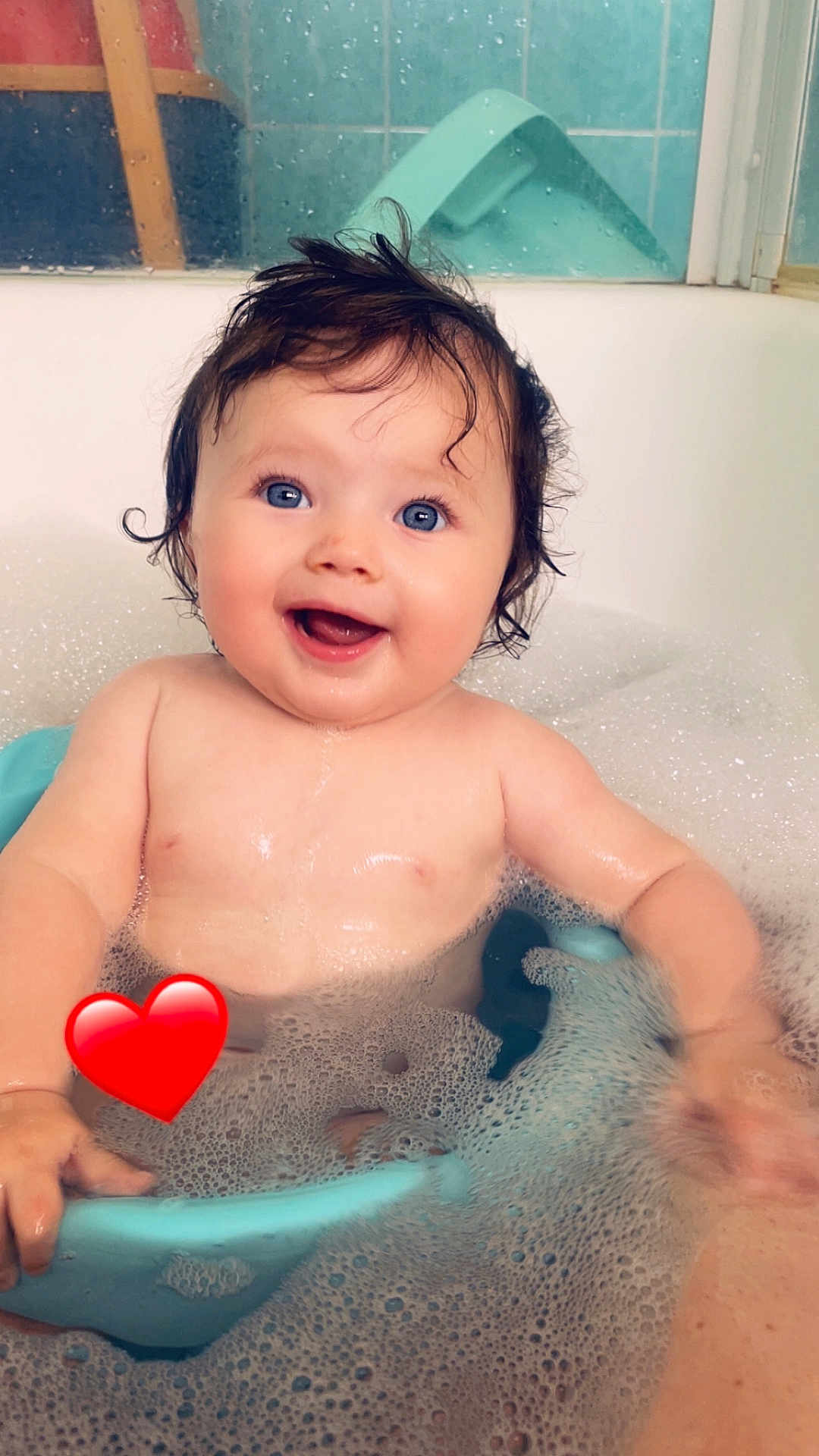 Ambre a rejoint le concours — aidez-le/la à gagner de superbes lots ! baby, bath, bathroom, bathtub, blue_eyes, bubbles, child, cute, foam, happy, head, human, indoors, moisture, person, playful, skin, smiling, toy, water