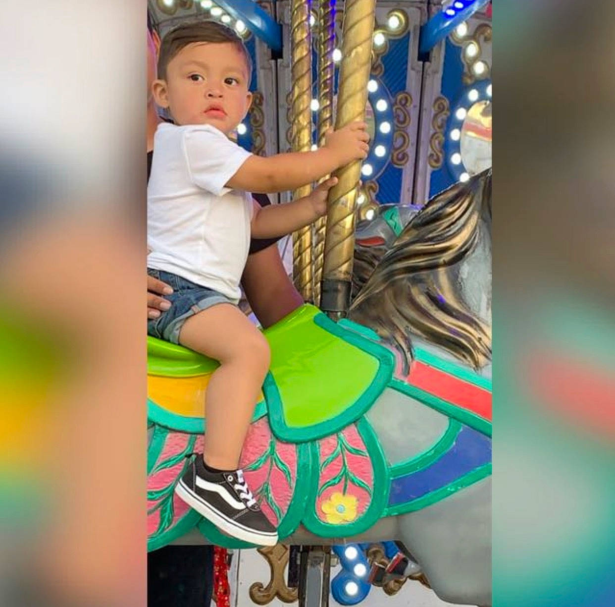 Jairo is registered to the contest to win money with this photo: amusement_park, amusement_ride, carousel, child, fun, nonbuilding_structure, park, person, play, recreation, toddler