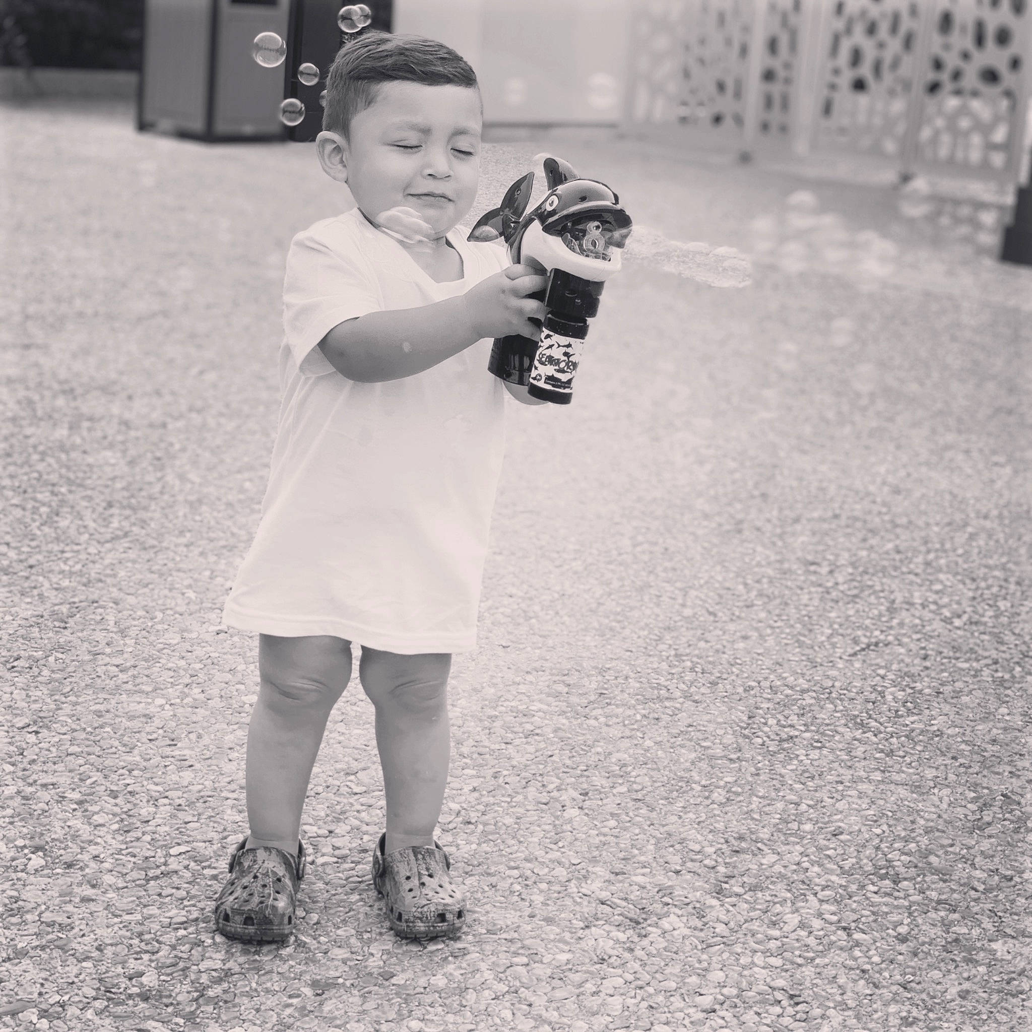 Jairo is registered to the contest to win money with this photo: black, black_and_white, child, family, monochrome, monochrome_photography, people, person, photograph, photography, play, smile, snapshot, standing, street, style, toddler, vacation, white