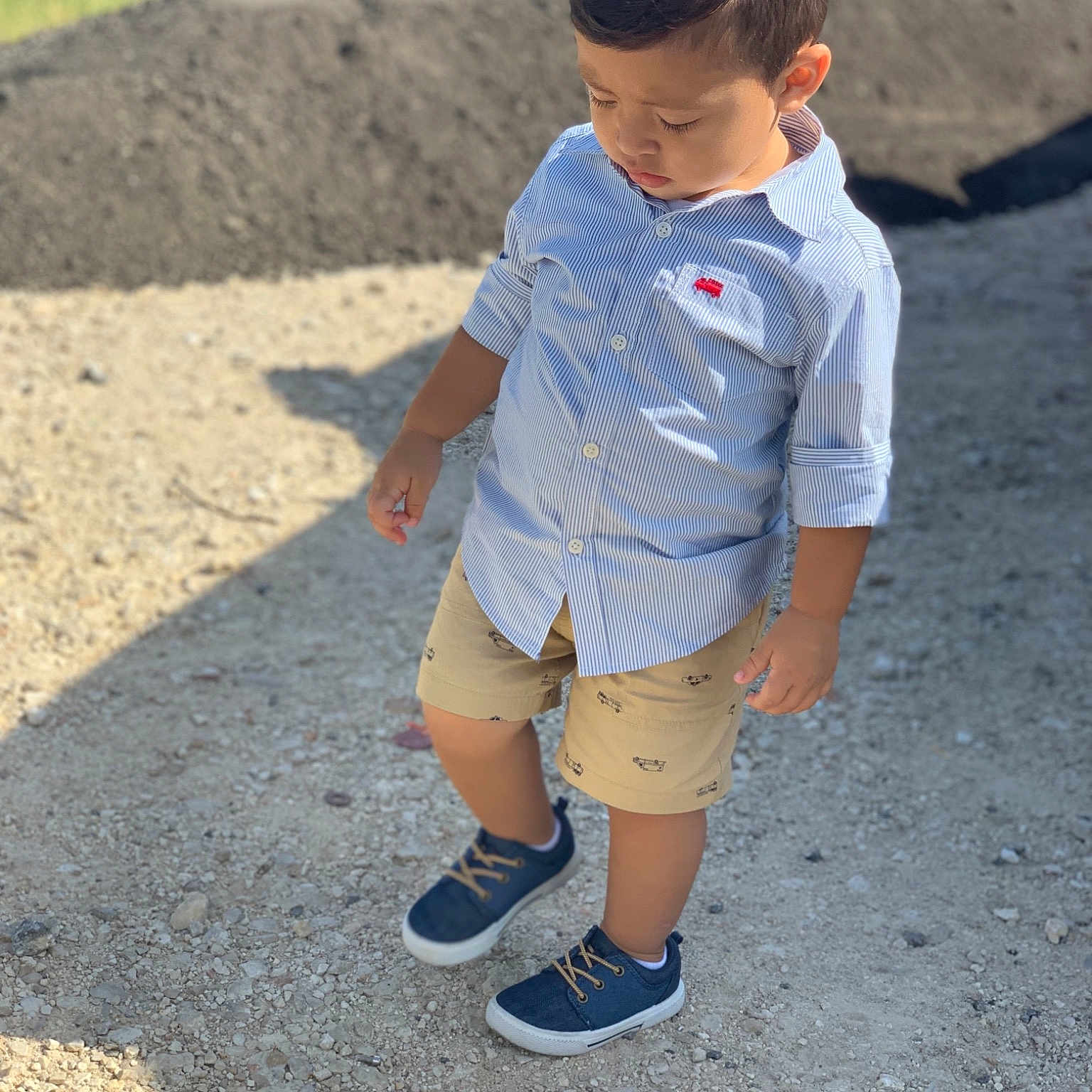 Jairo is registered to the contest to win money with this photo: asphalt, child, denim, footwear, jeans, play, shoe, shorts, sleeve, soil, standing, t_shirt, toddler