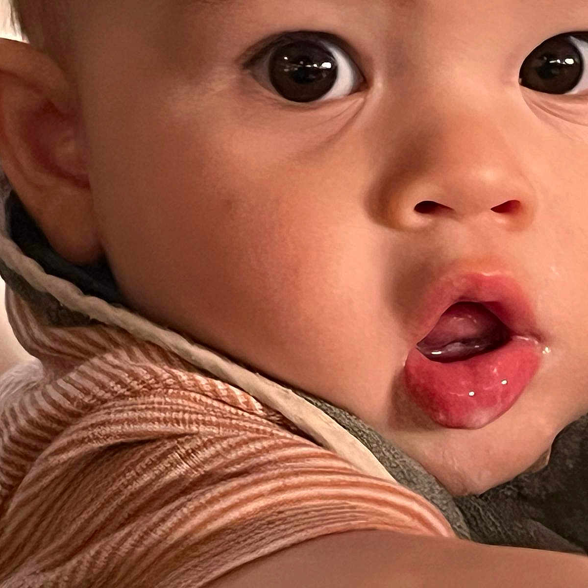 Gabriel a rejoint le concours — aidez-le/la à gagner de superbes lots ! baby, bib, child, close_up, clothing, curious, cute, detail, expression, eyes, face, human, indoors, infant, lips, mouth, portrait, skin, striped, young