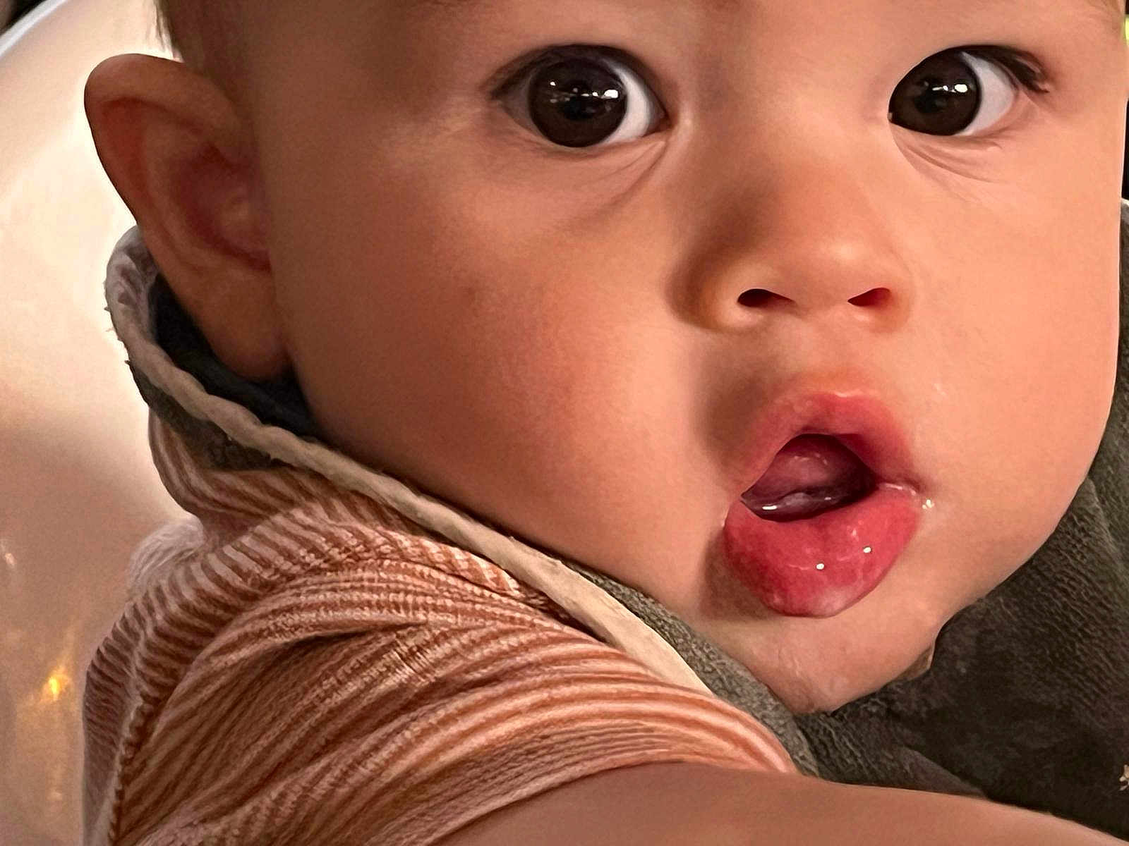 Gabriel a rejoint le concours — aidez-le/la à gagner de superbes lots ! baby, close_up, face, eyes, mouth, expression, skin, infant, child, clothing, bib, striped, curious, portrait, cute, young, human, indoors, detail, lips