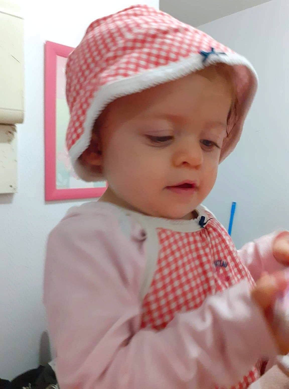 Cataleya participe au concours pour gagner de l'argent avec cette photo : baby, baby_products, baby_toddler_clothing, bonnet, button, cheek, child, costume_accessory, costume_hat, embellishment, fedora, headgear, headwear, light_switch, lip, mouth, nose, person, sun_hat, toddler