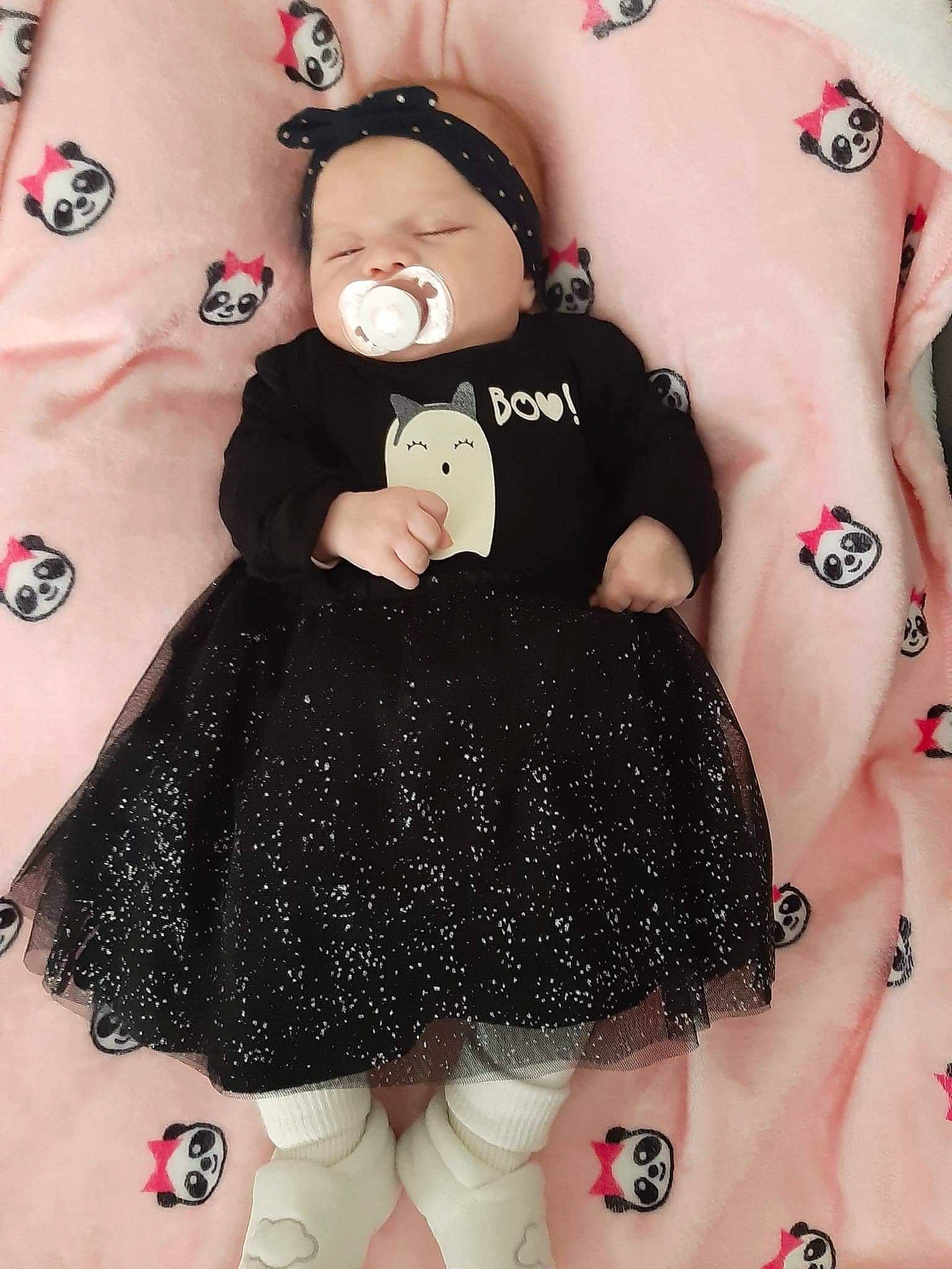 Emma a rejoint le concours — aidez-le/la à gagner de superbes lots ! abdomen, baby, baby_toddler_clothing, bracelet, day_dress, embellishment, flesh, love, nail, navel, one_piece_garment, pattern, person, polka_dot, stomach, tattoo, temporary_tattoo, trunk