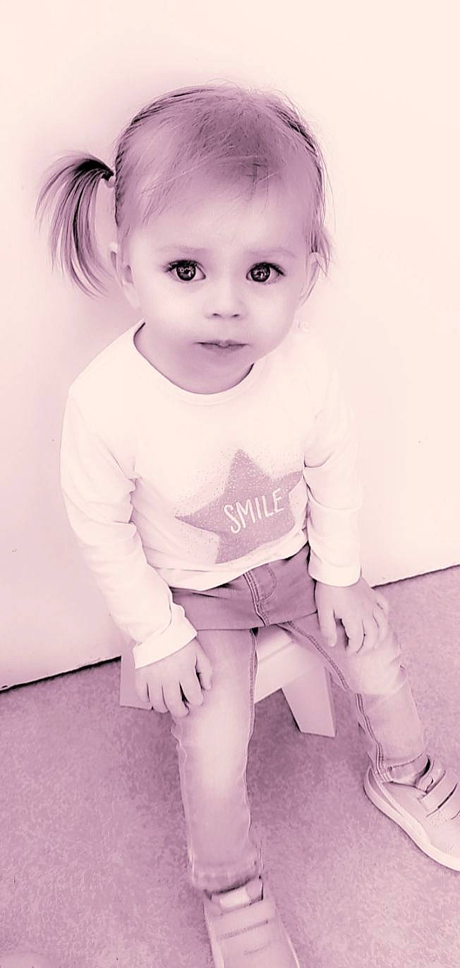 Emma participe au concours pour gagner de l'argent avec cette photo : arm, baby, baby_toddler_clothing, cheek, clothing, eye, face, flash_photography, gesture, happy, human_body, iris, lip, neck, nose, person, shoulder, skin, sleeve, standing