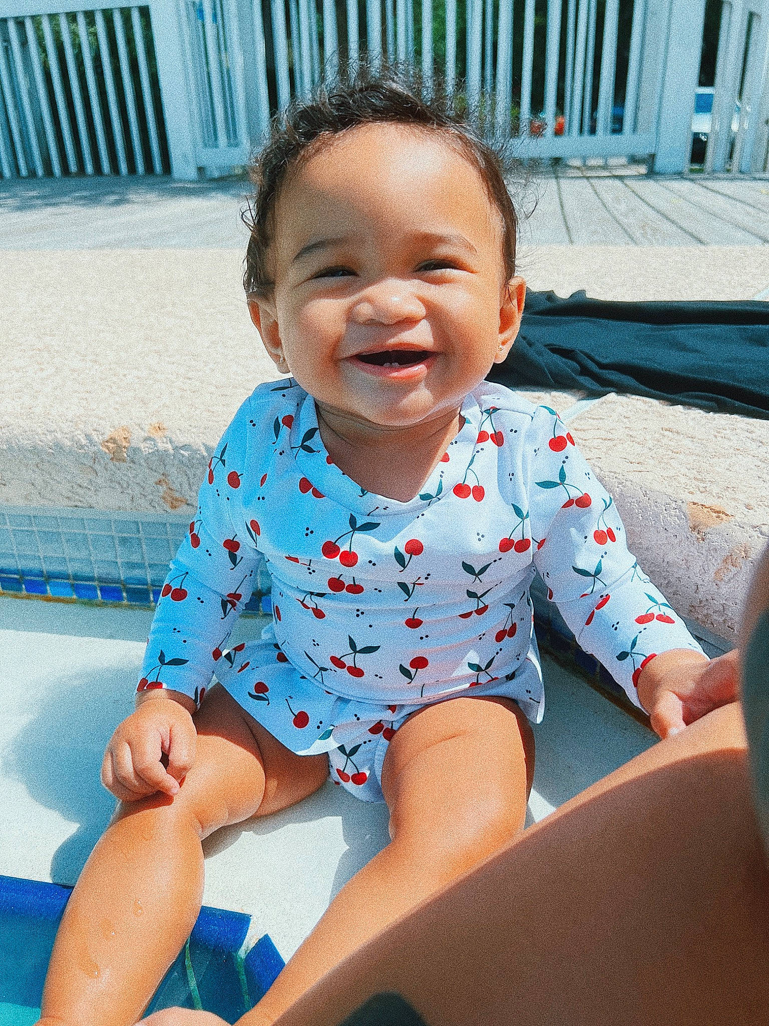 Elise is registered to the contest to win money with this photo: baby, baby_toddler_clothing, blue, cheek, comfort, finger, fun, grass, hairstyle, happy, head, joy, leisure, mouth, person, public_space, recreation, skin, sleeve, smile